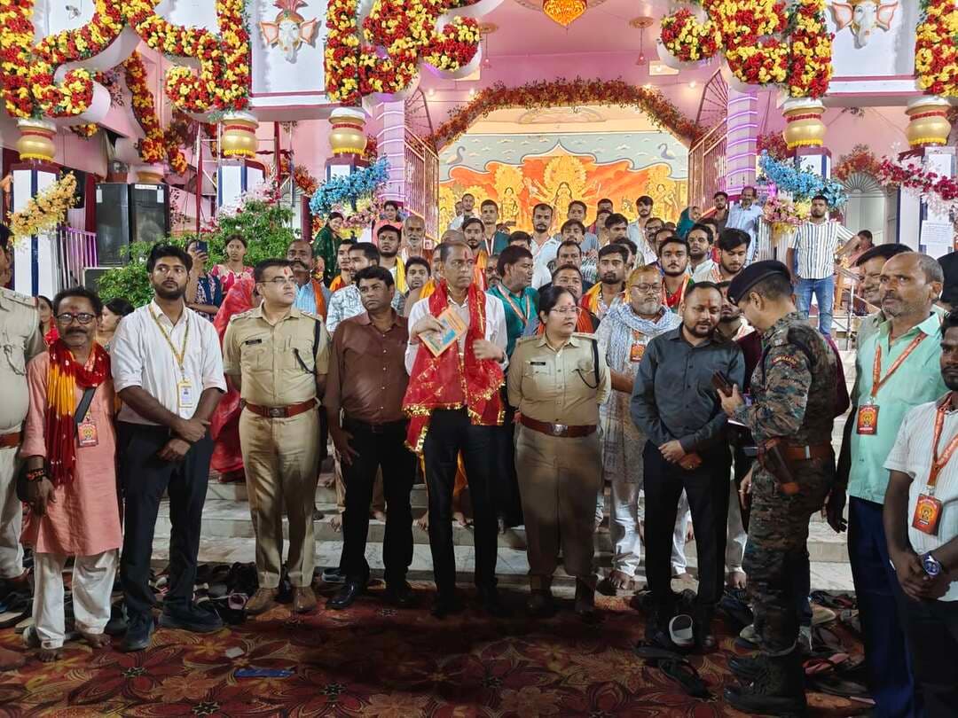 🚨 लखीसराय में दुर्गा पूजा को लेकर प्रशासन अलर्ट! डीएम-एसपी ने किया पंडालों का निरीक्षण, 123 पूजा समितियों को लेकर बड़ा ऐलान
🙏 आस्था के महापर्व में सुरक्षा और सौहार्द पर प्रशासन की नजर!
📍दुर्गा पूजा के उत्साह के बीच श्रद्धालुओं की सुरक्षा और बेहतर व्यवस्था सुनिश्चित करने के लिए रविवार की देर शाम लखीसराय के डीएम शैलेंद्र कुमार और एसपी प्रेरणा कुमार सूर्यगढ़ा पहुंचे। अधिकारियों ने शिव दुर्गा महावीर मंदिर और बड़ी दुर्गा मंदिर के पूजा पंडालों का निरीक्षण कर व्यवस्थाओं का जायजा लिया।
🔴 जिले के 123 पूजा पंडालों में हो रहा आयोजन
जिलाधिकारी शैलेंद्र कुमार ने बताया कि जिले में कुल 123 पूजा पंडालों में पूजा और मेले का आयोजन किया जा रहा है। सभी पूजा समितियों को निर्धारित शर्तों और प्रशासनिक निर्देशों का पालन करते हुए शांतिपूर्ण एवं सौहार्दपूर्ण वातावरण में पर्व मनाने की अपील की गई है।
🏆 बेहतर आयोजन करने वाली समितियों को मिलेगा सम्मान!
जिलाधिकारी के अनुसार, निर्धारित निर्देशों का पालन करने और बेहतर व्यवस्था के साथ सौहार्दपूर्ण माहौल में पूजा आयोजित करने वाली समितियों को मार्किंग के आधार पर जिला प्रशासन सम्मानित करेगा।
👮 महिला श्रद्धालुओं की सुरक्षा पर विशेष जोर
निरीक्षण के दौरान महिला श्रद्धालुओं की सुविधा एवं सुरक्षा के लिए महिला वॉलंटियर की व्यवस्था करने और भीड़ को व्यवस्थित रखने पर जोर दिया गया। अधिकारियों ने पूजा समितियों को आवश्यक दिशा-निर्देश भी दिए।
इस दौरान एसपी प्रेरणा कुमार, एडीएम नीरज कुमार, एसडीपीओ शिवम कुमार, बीडीओ मंजुल मनोहर मधुप, सूर्यगढ़ा थानाध्यक्ष रोहित कुमार सिंह सहित अन्य अधिकारी मौजूद रहे।
🙏 आपकी राय: क्या पूजा समितियों को बेहतर व्यवस्था के लिए सम्मानित करने की पहल से दुर्गा पूजा का आयोजन और बेहतर होगा? अपनी राय कमेंट में जरूर बताएं।
📲 खबर पसंद आए तो लाइक करें, शेयर करें और स्थानीय खबरों के लिए पेज को फॉलो करें।
#Surajgarha #Lakhisarai #DurgaPuja #DM #SP #BiharNews #SwajanSamachar