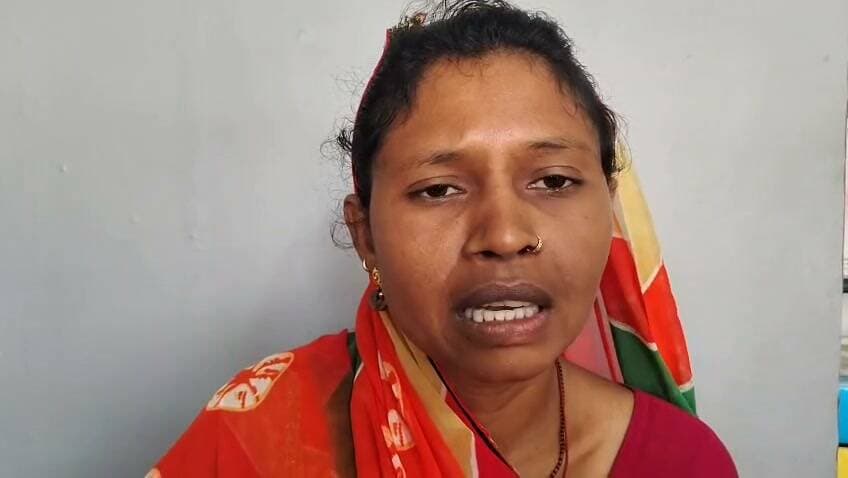 उन्नावः सिपाही अनमोल और विनीत पर ₹2,000 जबरन लेने व के दुरुपयोग का आरोप, उच्चस्तरीय जाँच की मांग
उन्नाव नौरंगाबाद निवासी बबली, पत्नी स्वर्गीय राजू, ने पुलिस अ को प्रार्थना पत्र देकर मगरवारा चौकी सिपाही अनमोल और विनी जबरन ₹2,000 लेने, ₹5,000 की अतिरिक्त मांग करने, मोबाइल और OTP का कथित दुरुपयोग करने के आरोप लगाए हैं।
महिला का आरोप है कि ससुरालीजनों द्वारा मारपीट और जान से की धमकी की शिकायत करने के बावजूद उसे न्याय नहीं मिला। व महीनों से अधिकारियों के चक्कर काटने के बाद भी उसकी शिका बार-बार उसी चौकी में जाँच के लिए भेजी जा रही है। पूर्व में जब समझौता कराए जाने का आरोप भी लगाया गया है।
जनसुनवाई संदर्भ संख्या 20015626025645, 20015626025687 और 92615600047316 पर 4 अक्टू 2026 को जाँच आख्या प्रस्तुत की गई थी, जिसमें आरोपों की पु होने की बात कही गई।
बबली ने मांग की है कि मामले की जाँच संबंधित चौकी से अलग वरिष्ठ अधिकारी से कराई जाए और आरोप सही पाए जाने पर दो के विरुद्ध कानूनी कार्रवाई की जाए। आरोपों पर संबंधित पुलिसव का पक्ष सामने आना बाकी है।