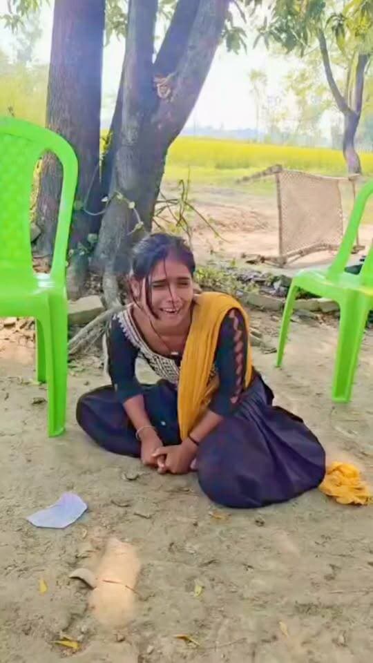 आजमगढ़: पोखरे के किनारे मिला राजेश कुमार का शव, परिजनों ने जताई हत्या की आशंका
आजमगढ़ जनपद के रानी की सराय थाना क्षेत्र के अंतर्गत आने वाले ऊंचे गांव में एक सनसनीखेज मामला सामने आया है। यहां पोखरे के किनारे राजेश कुमार का शव मिलने से इलाके में हड़कंप मच गया है।
जमीनी विवाद के चलते हत्या का आरोप
मृतक के परिजनों ने गंभीर आरोप लगाते हुए कहा है कि जमीनी विवाद के कारण राजेश कुमार की हत्या की गई है। इस संबंध में 6 लोगों के खिलाफ थाने में तहरीर दी गई है। घटना के बाद से परिवार में कोहराम मचा हुआ है और मृतक की बेटी का रो-रोकर बुरा हाल है।