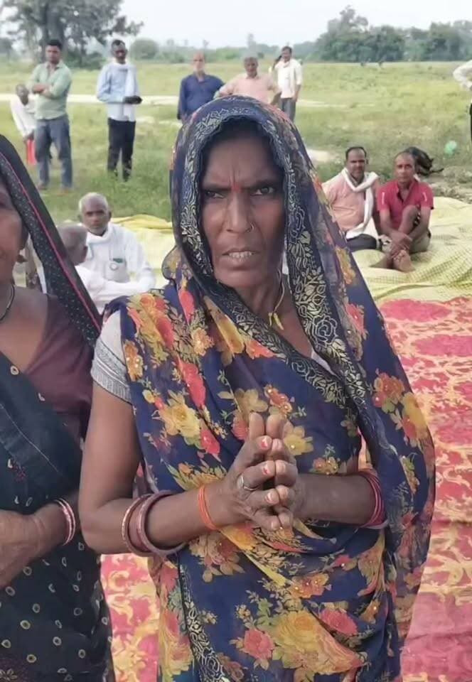 फैक्टी एरिया में जमीन जाने से ग्रामीण महिलाओं का छलका दर्द, आजीविका के संकट पर प्रशासन से लगाई गुहार
ग्रामीण क्षेत्रों में भूमि अधिग्रहण या विकास कार्यों के चलते किसानों और स्थानीय ग्रामीणों के सामने आने वाली समस्याएं थमने का नाम नहीं ले रही हैं। ताजा मामले में कुछ ग्रामीण महिलाओं ने सामने आकर अपनी जमीन छिन जाने का दर्द बयां किया है और गंभीर आर्थिक संकट से जूझने की बात कही है।
खेती-किसानी छिनने से परिवार के सामने रोजी-रोटी का संकट
सामने आए वीडियो और दृश्यों में ग्रामीण महिलाएं हाथ जोड़कर अपनी पीड़ा व्यक्त करती नजर आ रही हैं। महिलाओं का कहना है कि फैक्ट्री एरिया के विस्तार या अन्य कारणों से उनकी उपजाऊ जमीन और खेती चली गई है, जिससे उनके परिवार के सामने भरण-पोषण की विकट स्थिति पैदा हो गई है।
बीमार और बुजुर्ग सदस्यों की देखभाल बनी चुनौती
पीड़ित महिलाओं ने दर्द साझा करते हुए बताया कि उनके घरों में कई बुजुर्ग और बीमार सदस्य हैं, जिनका इलाज और देखभाल कराना अब बेहद कठिन हो गया है। आय का कोई अन्य साधन न होने के कारण पूरा परिवार भुखमरी और लाचारी के कगार पर पहुंच गया है।
प्रशासन से न्याय और मदद की गुहार
अपनी इस बदहाली से त्रस्त होकर ग्रामीण महिलाओं ने शासन और प्रशासन से अपील की है कि उनकी समस्याओं का संज्ञान लिया जाए और उन्हें उचित मुआवजा या सहायता प्रदान की जाए, ताकि वे अपने परिवार का गुजर-बसर कर सकें।