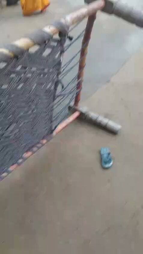मैनपुरी में मारपीट और गाली-गलौज का आरोप, पीड़िता ने पुलिस से लगाई न्याय की गुहार !
भोगांव थाना क्षेत्र में पारिवारिक विवाद को लेकर हंगामे का आरोप, कार्रवाई की मांग मैनपुरी। जनपद मैनपुरी के थाना भोगांव क्षेत्र में मारपीट और गाली-गलौज का मामला सामने आया है। पीड़िता पूजा, पत्नी किताब सिंह, निवासी जसवन्तपुर ने थाना प्रभारी को शिकायती प्रार्थना पत्र देकर आरोपियों के खिलाफ रिपोर्ट दर्ज कर उचित कानूनी कार्रवाई किए जाने की मांग की है।
शिकायती पत्र के अनुसार, पीड़िता के पति मजदूरी का काम करते हैं और वह अपने बच्चों के साथ घर पर रहती हैं। पीड़िता का आरोप है कि 16 अक्टूबर 2026 की सुबह करीब 8 बजे आशीष, मनोज और फूलों सहित कुछ लोग उनके घर पहुंचे और किसी बात को लेकर गाली-गलौज करने लगे। आरोप है कि विरोध करने पर उनके साथ मारपीट की गई।
पीड़िता ने यह भी आरोप लगाया कि शोर सुनकर परिवार के लोग मौके पर पहुंचे, जिसके बाद आरोपी वहां से चले गए।
घटना के बाद पीड़िता ने थाना भोगांव पहुंचकर पुलिस से शिकायत की और मामले में रिपोर्ट दर्ज कर उचित कानूनी कार्रवाई करने की मांग की है।