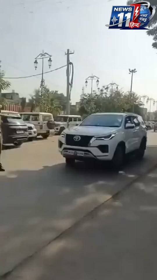 सिरसा जिले के डबवाली में लोगों के चालान काटने वाला भी लपेट दिये कृषि मंत्री की गाड़ी बिना सरकारी नंबर प्लेट के डबवाली मे घूमती रही और SHO ट्रैफिक को चालान काटने को बोला तो SHO भी अपनी बात से घूम गए क्या कानून सिर्फ आम जनता को परेशान करने के लिए है कौन देगा जवाब #viral #trendingnow #news #haryana #india