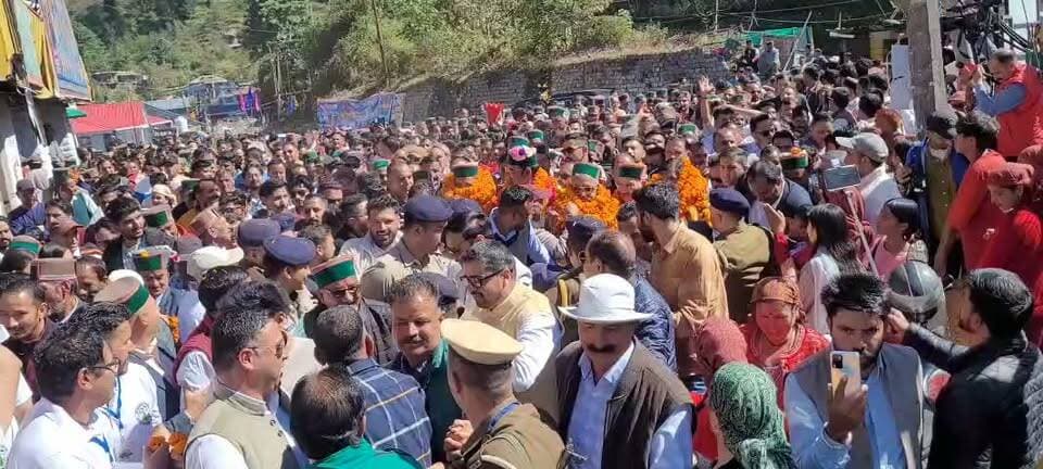 मां भीमाकाली मंदिर में स्थापित हुई पूर्व मुख्यमंत्री वीरभद्र सिंह की प्रतिमा, नेताओं ने किया अनावरण
उपमुख्यमंत्री मुकेश अग्निहोत्री बोले—डॉ. परमार ने हिमाचल बनाया, वीरभद्र सिंह ने दिया आधुनिक स्वरूप; विक्रमादित्य सिंह ने कहा, पूरा हिमाचल रहा उनकी कर्मस्थली
सराहन (शिमला)। हिमाचल प्रदेश के पूर्व मुख्यमंत्री एवं दिवंगत नेता वीरभद्र सिंह की प्रतिमा रविवार को उनकी जन्मस्थली सराहन स्थित मां भीमाकाली मंदिर प्रांगण में स्थापित की गई। बुशहर स्पोर्ट्स कल्चर एंड एनवायरनमेंट एसोसिएशन की ओर से आयोजित विशेष कार्यक्रम में उपमुख्यमंत्री मुकेश अग्निहोत्री ने बतौर मुख्यातिथि शिरकत की और प्रतिमा का अनावरण किया। इस अवसर पर शिक्षा मंत्री रोहित ठाकुर, लोक निर्माण एवं शहरी विकास मंत्री विक्रमादित्य सिंह, हिमाचल प्रदेश पर्यटन विकास निगम के चेयरमैन आरएस बाली, पूर्व सांसद प्रतिभा सिंह सहित कई वरिष्ठ नेता, जनप्रतिनिधि और गणमान्य व्यक्ति उपस्थित रहे। कार्यक्रम में वक्ताओं ने वीरभद्र सिंह के राजनीतिक योगदान, विकासपरक सोच और जनसेवा के प्रति उनके समर्पण को याद करते हुए उन्हें आधुनिक हिमाचल के निर्माण में महत्वपूर्ण भूमिका निभाने वाला जननायक बताया।
पांच दशक तक हिमाचल की राजनीति और जनता के दिलों पर रहा वीरभद्र सिंह का प्रभाव : मुकेश अग्निहोत्री
उपमुख्यमंत्री मुकेश अग्निहोत्री ने कहा कि पूर्व मुख्यमंत्री वीरभद्र सिंह ने न केवल हिमाचल प्रदेश की राजनीति में लंबे समय तक नेतृत्व किया, बल्कि लगभग पांच दशकों तक प्रदेशवासियों के दिलों में भी अपनी विशेष जगह बनाए रखी। वह एक युगपुरुष, दूरदर्शी राजनेता और आधुनिक हिमाचल प्रदेश के निर्माता थे। प्रदेश के विकास में उनके योगदान को हमेशा याद रखा जाएगा।
उन्होंने कहा कि वीरभद्र सिंह को केवल रामपुर या रोहड़ू तक सीमित करके नहीं देखा जा सकता। पूरे हिमाचल प्रदेश में उनकी समान स्वीकार्यता और लोकप्रियता थी। ऊना, कांगड़ा, हमीरपुर, कुल्लू, आनी, पांगी, भरमौर और लाहौल-स्पीति जैसे दुर्गम क्षेत्रों तक उनके प्रति लोगों का सम्मान और जुड़ाव दिखाई देता था। उनका राजनीतिक प्रभाव प्रदेश के हर क्षेत्र में रहा और उन्होंने अपनी कार्यशैली से जनता के बीच विशेष पहचान बनाई।
मुकेश अग्निहोत्री ने कहा कि वीरभद्र सिंह का राजनीतिक अनुभव अत्यंत व्यापक था। उन्होंने देश के प्रथम प्रधानमंत्री पंडित जवाहरलाल नेहरू से लेकर इंदिरा गांधी, राजीव गांधी और डॉ. मनमोहन सिंह सहित कई प्रधानमंत्रियों के कार्यकाल में राजनीतिक अनुभव हासिल किया। उनका जीवन जनसेवा, राजनीतिक समझ और विकास के प्रति समर्पण का उदाहरण रहा है।
वीरभद्र सिंह की राजनीतिक पाठशाला से मिली जनसेवा की प्रेरणा
उपमुख्यमंत्री ने अपने राजनीतिक जीवन में वीरभद्र सिंह के योगदान को याद करते हुए कहा कि उन्हें उनके मंत्रिमंडल में कार्य करने का अवसर मिला, जिसे वह अपना सौभाग्य मानते हैं। वीरभद्र सिंह ने ही उन्हें राजनीति में आगे बढ़ने का मार्ग दिखाया और जनसेवा की भावना के साथ काम करने की प्रेरणा दी।
उन्होंने कहा, "मैं वीरभद्र सिंह की राजनीतिक पाठशाला का विद्यार्थी रहा हूं। उनकी शिक्षा और मार्गदर्शन का ही परिणाम है कि मैं पिछले 25 वर्षों से लगातार विधायक के रूप में जनता की सेवा कर रहा हूं।"
उन्होंने कहा कि वीरभद्र सिंह ने अपने लंबे राजनीतिक जीवन में अनेक विधायकों, सांसदों और नेताओं को तैयार किया। उनके नेतृत्व में राजनीति की बारीकियां सीखने वाले कई जनप्रतिनिधियों ने प्रदेश के विकास में महत्वपूर्ण योगदान दिया है। मुकेश अग्निहोत्री ने वरिष्ठ नेता ठाकुर कौल सिंह और ठाकुर रामलाल के राजनीतिक योगदान की भी सराहना की। उन्होंने कहा कि इन नेताओं ने लंबे समय तक प्रदेश की राजनीति में महत्वपूर्ण भूमिका निभाई और अनेक विधानसभा चुनाव जीतकर जनता का विश्वास अर्जित किया। उनका अनुभव नई पीढ़ी के नेताओं के लिए प्रेरणास्रोत है।
रामपुर और रोहड़ू के विकास में वीरभद्र सिंह की दूरदर्शी सोच का अहम योगदान
मुकेश अग्निहोत्री ने कहा कि रामपुर और रोहड़ू क्षेत्रों में हुए विकास कार्य वीरभद्र सिंह की दूरदर्शी सोच का प्रमाण हैं। एक समय ऐसा भी था, जब प्रदेश की राजनीति के सभी रास्ते रोहड़ू की ओर जाते थे। उनका राजनीतिक प्रभाव और जनाधार इतना व्यापक था कि प्रदेश की राजनीति में उनकी केंद्रीय भूमिका रही।
उन्होंने कहा कि वीरभद्र सिंह ने रामपुर से विधानसभा चुनाव नहीं लड़ा, लेकिन इस क्षेत्र के विकास में उनका योगदान महत्वपूर्ण रहा। रामपुर और आसपास के क्षेत्रों में स्थापित जलविद्युत परियोजनाएं, सड़कों का विस्तार और आधारभूत सुविधाओं का विकास उनकी दूरदर्शी सोच को दर्शाते हैं। उन्होंने प्रदेश के दूरदराज और जनजातीय क्षेत्रों के विकास को भी प्राथमिकता दी। उनकी सोच थी कि विकास का लाभ हिमाचल प्रदेश के प्रत्येक व्यक्ति और हर क्षेत्र तक पहुंचना चाहिए।
डॉ. परमार ने हिमाचल बनाया, वीरभद्र सिंह ने दिया आधुनिक स्वरूप
उपमुख्यमंत्री ने कहा कि हिमाचल प्रदेश के इतिहास में दो महान नेताओं के योगदान को कभी भुलाया नहीं जा सकता। इनमें हिमाचल निर्माता डॉ. वाईएस परमार और आधुनिक हिमाचल के निर्माता वीरभद्र सिंह शामिल हैं।
उन्होंने कहा कि यदि डॉ. वाईएस परमार नहीं होते तो हिमाचल प्रदेश का गठन संभव नहीं हो पाता और यदि वीरभद्र सिंह नहीं होते तो आज हिमाचल प्रदेश का जो विकसित और आधुनिक स्वरूप दिखाई देता है, उसकी कल्पना करना कठिन होता। वीरभद्र सिंह ने शिक्षा, स्वास्थ्य, सड़क, बिजली और अन्य आधारभूत सुविधाओं का विस्तार कर प्रदेश को विकास की नई ऊंचाइयों तक पहुंचाने में महत्वपूर्ण भूमिका निभाई।
गरीब और जरूरतमंद की सेवा रही सर्वोच्च प्राथमिकता
मुकेश अग्निहोत्री ने कहा कि वीरभद्र सिंह कुशल राजनीतिक रणनीतिकार होने के साथ-साथ संवेदनशील जननेता भी थे। उन्होंने लगभग पांच दशकों तक प्रदेश की राजनीति को दिशा दी, लेकिन उनके राजनीतिक जीवन का मूल उद्देश्य गरीब, कमजोर और जरूरतमंद वर्गों की सेवा करना रहा।
उन्होंने कहा कि गरीबों का कल्याण और समाज के अंतिम व्यक्ति तक विकास का लाभ पहुंचाना वीरभद्र सिंह की प्राथमिकताओं में हमेशा सर्वोपरि रहा। यही कारण है कि आज भी प्रदेश के लाखों लोग उन्हें आदर और सम्मान के साथ याद करते हैं। उनका जनसेवा के प्रति समर्पण और समाज के हर वर्ग के प्रति संवेदनशीलता उन्हें अन्य नेताओं से अलग पहचान देती है।
वीरभद्र सिंह की विरासत को संजोने के लिए प्रतिबद्ध प्रदेश सरकार
उपमुख्यमंत्री ने कहा कि प्रदेश सरकार पूर्व मुख्यमंत्री वीरभद्र सिंह के योगदान और उनकी विरासत का पूरा सम्मान करती है। शिमला के ऐतिहासिक रिज मैदान पर उनकी आदमकद प्रतिमा स्थापित कर उन्हें सम्मान दिया गया है। रिज मैदान पर देश और प्रदेश की महान विभूतियों की प्रतिमाएं स्थापित हैं और वीरभद्र सिंह का स्थान भी उन्हीं महान व्यक्तित्वों के बीच है।
उन्होंने कहा कि प्रदेश के विभिन्न स्थानों पर वीरभद्र सिंह की प्रतिमाओं की स्थापना उनके प्रति जनता के अटूट सम्मान और स्नेह का प्रतीक है। वह ऐसे जननेता थे, जिन्हें कभी भुलाया नहीं जा सकता। हिमाचल प्रदेश के इतिहास और प्रदेशवासियों के दिलों में वह सदैव जीवित रहेंगे। वर्तमान प्रदेश सरकार उनके दिखाए मार्ग पर आगे बढ़ते हुए हिमाचल के सर्वांगीण विकास और जनकल्याण के लिए प्रतिबद्ध है।
वीरभद्र सिंह के नेतृत्व में हिमाचल ने विकास के नए आयाम स्थापित किए : रोहित ठाकुर
शिक्षा मंत्री रोहित ठाकुर ने कहा कि पूर्व मुख्यमंत्री वीरभद्र सिंह हिमाचल प्रदेश का गौरव थे। उन्होंने अपने लंबे राजनीतिक जीवन में जनकल्याणकारी नीतियों के माध्यम से प्रदेश के विकास को नई दिशा प्रदान की। उनके नेतृत्व और दूरदर्शी सोच का ही परिणाम है कि कभी विकास के मामले में पिछड़े पहाड़ी राज्यों में गिने जाने वाले हिमाचल प्रदेश की आज एक विकास मॉडल के रूप में पहचान है।
उन्होंने कहा कि हिमाचल प्रदेश के निर्माण और विकास में डॉ. वाईएस परमार, ठाकुर रामलाल और वीरभद्र सिंह जैसे महान नेताओं का अतुलनीय योगदान रहा है। इन नेताओं की दूरदर्शिता, जनसेवा की भावना और विकासपरक नीतियों के कारण ही प्रदेश वर्तमान स्थिति तक पहुंचा है।
रोहित ठाकुर ने कहा कि वर्ष 2003 में जब वह और मुकेश अग्निहोत्री पहली बार विधायक बने थे, उस समय वीरभद्र सिंह प्रदेश के मुख्यमंत्री थे। उन्हें वीरभद्र सिंह का वह मूल मंत्र आज भी याद है, जिसमें वह ‘सर्वत्र हिमाचल, सर्वत्र विकास’ की भावना पर जोर देते थे। उन्होंने कहा कि यही सोच कांग्रेस सरकार की विकास नीति का आधार रही है और इसी दृष्टिकोण के साथ प्रदेश को आगे बढ़ाने के प्रयास किए जा रहे हैं।
महान नेताओं की स्मृतियों को संजोना हमारा नैतिक दायित्व
शिक्षा मंत्री ने कहा कि कोई भी व्यक्ति अमर नहीं होता, लेकिन समाज और प्रदेश के निर्माण में महत्वपूर्ण योगदान देने वाले महान नेताओं के विचार और आदर्श हमेशा जीवित रहते हैं। ऐसे जननायकों का स्मरण करना और उनकी विरासत को आगे बढ़ाना सभी का नैतिक दायित्व है।
उन्होंने कहा कि वीरभद्र सिंह जैसे नेताओं ने हिमाचल प्रदेश को विशिष्ट पहचान दिलाई। डॉ. वाईएस परमार के समय से लेकर वीरभद्र सिंह के कार्यकाल तक प्रदेश ने विकास के विभिन्न पड़ाव तय किए और अपनी अलग पहचान बनाई। समय के साथ परिवर्तन आवश्यक है, लेकिन विकास की मूल भावना, सिद्धांतों और जनकल्याण के प्रति प्रतिबद्धता से समझौता नहीं किया जाना चाहिए।
रोहित ठाकुर ने कहा कि यदि हम अपने महान नेताओं की विचारधारा से दूर हो जाएंगे तो हिमाचल प्रदेश की विशिष्ट पहचान भी प्रभावित होगी। इसलिए उनके आदर्शों और सिद्धांतों को आत्मसात करते हुए प्रदेश के विकास के लिए निरंतर कार्य करना आवश्यक है।
लोक निर्माण विभाग में हो रहे महत्वपूर्ण कार्यों का किया उल्लेख
शिक्षा मंत्री ने लोक निर्माण एवं शहरी विकास मंत्री विक्रमादित्य सिंह के प्रयासों की सराहना करते हुए कहा कि वह अपने विभागों में अच्छा कार्य कर रहे हैं। केंद्रीय सड़क निधि (सीआरएफ), प्रधानमंत्री ग्राम सड़क योजना (पीएमजीएसवाई) सहित विभिन्न योजनाओं के तहत सड़क अधोसंरचना को मजबूत करने के लिए महत्वपूर्ण कार्य किए जा रहे हैं।
उन्होंने कहा कि वर्तमान सरकार के कार्यकाल में लोक निर्माण विभाग को उल्लेखनीय स्वीकृतियां और बजट आवंटन प्राप्त हुए हैं। इसका उदाहरण देते हुए उन्होंने बताया कि हाल ही में झाकड़ी क्षेत्र के लिए लगभग 127 करोड़ रुपये की राशि से संबंधित स्वीकृति प्राप्त हुई है, जो क्षेत्र के विकास की दृष्टि से महत्वपूर्ण है।
रोहित ठाकुर ने कहा कि सड़कें प्रदेश की अर्थव्यवस्था, ग्रामीण संपर्क और पर्यटन विकास की आधारशिला हैं। दुर्गम पहाड़ी क्षेत्रों में बेहतर सड़क नेटवर्क विकसित होने से लोगों को शिक्षा, स्वास्थ्य और अन्य आवश्यक सुविधाओं तक पहुंचने में सहायता मिलती है।
उन्होंने कार्यक्रम के आयोजकों, युवा नेता राहुल सैनी, मंडल कांग्रेस के पदाधिकारियों और सभी सहयोगियों को आयोजन के लिए बधाई दी। उन्होंने लोक निर्माण मंत्री विक्रमादित्य सिंह, पूर्व सांसद प्रतिभा सिंह तथा कार्यक्रम में उपस्थित सभी लोगों का आभार व्यक्त किया। उन्होंने विश्वास जताया कि वीरभद्र सिंह सहित प्रदेश के महान नेताओं द्वारा दिखाए गए मार्ग पर चलते हुए हिमाचल प्रदेश विकास और जनकल्याण के क्षेत्र में निरंतर आगे बढ़ता रहेगा।
पूरा हिमाचल प्रदेश वीरभद्र सिंह की कर्मस्थली और जन्मभूमि रहा : विक्रमादित्य सिंह
लोक निर्माण एवं शहरी विकास मंत्री विक्रमादित्य सिंह ने कहा कि पूर्व मुख्यमंत्री वीरभद्र सिंह को किसी विशेष स्थान तक सीमित नहीं किया जा सकता। पूरा हिमाचल प्रदेश उनकी कर्मस्थली रहा और सराहन उनकी जन्मस्थली है। उन्होंने कहा कि वीरभद्र सिंह मां भीमाकाली को सदैव अपनी आराध्य शक्ति मानते थे। अपने लंबे राजनीतिक जीवन में अनेक उतार-चढ़ाव के बावजूद वह मां भीमाकाली का आशीर्वाद लेते रहे।
उन्होंने कहा कि मां भीमाकाली मंदिर प्रांगण में वीरभद्र सिंह की प्रतिमा का अनावरण सभी लोगों की सामूहिक भावना थी। उनकी जन्मस्थली सराहन में प्रतिमा स्थापित होना उनके प्रति सच्ची श्रद्धांजलि है। उन्होंने कहा कि अष्टमी का दिन इस आयोजन के लिए विशेष महत्व रखता है, क्योंकि मुख्यमंत्री रहते हुए भी वीरभद्र सिंह प्रदेश के किसी भी कोने में हों, अष्टमी के दिन मां भीमाकाली का आशीर्वाद लेने सराहन अवश्य आते थे।
विक्रमादित्य सिंह ने कहा कि वीरभद्र सिंह ने अपने पूरे कार्यकाल में हिमाचल प्रदेश का चौमुखी विकास सुनिश्चित किया। वह छह बार प्रदेश के मुख्यमंत्री रहे और उनके नेतृत्व में विकास की मजबूत नींव रखी गई। आने वाले समय में उनकी सोच को आगे बढ़ाते हुए हिमाचल प्रदेश के हर क्षेत्र का विकास किया जाएगा। विशेष रूप से रामपुर विधानसभा क्षेत्र और आसपास के इलाकों के विकास को आगे बढ़ाना सभी का दायित्व है।
रामपुर विधानसभा क्षेत्र में 250 करोड़ रुपये से सड़क उन्नयन के कार्य जारी
लोक निर्माण मंत्री ने कहा कि रामपुर विधानसभा क्षेत्र में लोक निर्माण विभाग सहित विभिन्न विभागों के माध्यम से अनेक विकास कार्य किए जा रहे हैं। उनका प्रयास रहा है कि प्रदेश और केंद्र सरकार की योजनाओं का अधिकतम लाभ क्षेत्र के लोगों को मिले तथा अधिक से अधिक सड़कों का उन्नयन किया जाए।
उन्होंने बताया कि प्रधानमंत्री ग्राम सड़क योजना के तहत रामपुर विधानसभा क्षेत्र के विभिन्न इलाकों में लगभग 250 करोड़ रुपये की लागत से सड़क उन्नयन के कार्य चल रहे हैं। इन कार्यों से ग्रामीण क्षेत्रों में संपर्क सुविधा बेहतर होगी और लोगों को शिक्षा, स्वास्थ्य तथा अन्य आवश्यक सेवाओं तक पहुंचने में सुविधा मिलेगी।
विक्रमादित्य सिंह ने कहा कि झाकड़ी के ब्रॉनी खड्ड पर पुल निर्माण की मांग लंबे समय से लंबित थी। उन्होंने कई बार दिल्ली जाकर केंद्रीय सड़क परिवहन एवं राजमार्ग मंत्री नितिन गडकरी से इस विषय में सहयोग का आग्रह किया था। उन्होंने बताया कि अपने जन्मदिन के अवसर पर रामपुर विधानसभा क्षेत्र को यह शुभ उपहार मिला और पुल निर्माण के लिए 127 करोड़ रुपये स्वीकृत किए गए।
उन्होंने कहा कि हिमाचल प्रदेश के हितों को दलगत राजनीति से ऊपर उठकर केंद्र सरकार के समक्ष मजबूती से रखना उनका दायित्व है। प्रदेश के विकास के लिए वह निरंतर इसी भावना के साथ कार्य करते रहेंगे।
युगपुरुष को हमेशा याद रखा जाएगा : आरएस बाली
हिमाचल प्रदेश पर्यटन विकास निगम के चेयरमैन आरएस बाली ने कहा कि पूर्व मुख्यमंत्री वीरभद्र सिंह की प्रतिमा के अनावरण का उल्लेख इतिहास के पन्नों में दर्ज होगा। उन्होंने अपना जीवन प्रदेश के हर वर्ग की सेवा और विकास के लिए समर्पित किया। वीरभद्र सिंह हिमाचल प्रदेश के युगपुरुष थे और उनका योगदान सदियों तक याद रखा जाएगा। आने वाली पीढ़ियां भी उनके जीवन और कार्यों से प्रेरणा लेती रहेंगी।
उन्होंने कहा कि वीरभद्र सिंह ने समाज के अंतिम व्यक्ति तक विकास का लाभ पहुंचाने का प्रयास किया। उन्होंने हर बुजुर्ग, महिला, युवा और बच्चे की समस्याओं को अपनी समस्या समझा तथा जनसेवा को सर्वोच्च प्राथमिकता दी। हिमाचल प्रदेश के विकास में उनके योगदान को हमेशा सम्मान के साथ याद किया जाएगा।
आरएस बाली ने पूर्व सांसद प्रतिभा सिंह का आभार व्यक्त करते हुए लोक निर्माण मंत्री विक्रमादित्य सिंह तथा समारोह में उपस्थित सभी वरिष्ठ नेताओं और जनप्रतिनिधियों का स्वागत किया। उन्होंने कहा कि वीरभद्र सिंह की विचारधारा, जनसेवा की भावना और विकास की विरासत को आगे बढ़ाना सभी की जिम्मेदारी है। उन्होंने विश्वास जताया कि लोक निर्माण मंत्री विक्रमादित्य सिंह भी वीरभद्र सिंह के पदचिह्नों पर चलते हुए प्रदेश की सेवा करेंगे।
सराहन में भावनात्मक माहौल, महान नेता की विरासत को किया नमन
मां भीमाकाली मंदिर प्रांगण में वीरभद्र सिंह की प्रतिमा का अनावरण उनके राजनीतिक योगदान, जनसेवा और हिमाचल प्रदेश के विकास में उनकी भूमिका को याद करने का महत्वपूर्ण अवसर रहा। कार्यक्रम में उपस्थित नेताओं ने एक स्वर में कहा कि वीरभद्र सिंह का व्यक्तित्व और उनकी विकासपरक सोच प्रदेश की राजनीति और जनजीवन पर गहरी छाप छोड़ गई है। उनके आदर्शों को आगे बढ़ाना और प्रदेश के हर क्षेत्र तक विकास का लाभ पहुंचाना ही उनके प्रति सच्ची श्रद्धांजलि होगी।
