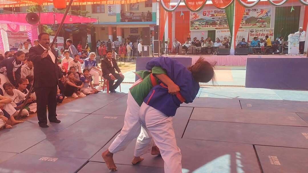 अंडर-19 राज्य स्तरीय खेल प्रतियोगिता के तीसरे दिन खिलाड़ियों ने दिखाया दमखम, खो-खो और कबड्डी में रोमांचक मुकाबले
वॉलीबॉल के दोनों सेमीफाइनल में शिमला और सोलन ने दर्ज की जीत, कुराश में भी खिलाड़ियों ने दिखाया शानदार प्रदर्शन
धर्मपुर (मंडी)। राजकीय वरिष्ठ माध्यमिक पाठशाला सिद्धपुर में आयोजित 19 वर्ष से कम आयु वर्ग की राज्य स्तरीय खेल प्रतियोगिता के तीसरे दिन विभिन्न खेलों में खिलाड़ियों के बीच रोमांचक मुकाबले देखने को मिले। खो-खो, कबड्डी, वॉलीबॉल और कुराश प्रतियोगिताओं में खिलाड़ियों ने अपनी प्रतिभा, खेल कौशल और दमखम का शानदार प्रदर्शन किया। प्रतियोगिता के दौरान खिलाड़ियों ने जीत हासिल करने के लिए पूरा जोर लगाया, वहीं वॉलीबॉल के सेमीफाइनल मुकाबलों ने खेल प्रेमियों का उत्साह बढ़ाया।
खो-खो में हमीरपुर, मंडी, सोलन और सिरमौर ने मारी बाजी
खो-खो प्रतियोगिता के पहले मुकाबले में हमीरपुर ने कुल्लू को हराकर जीत दर्ज की। दूसरे मुकाबले में मंडी की टीम ने चंबा को पराजित किया। तीसरे मुकाबले में सोलन ने शिमला को हराकर अपनी जीत सुनिश्चित की, जबकि चौथे मुकाबले में सिरमौर की टीम ने बिलासपुर को मात दी। इन मुकाबलों में खिलाड़ियों ने शानदार तालमेल, फुर्ती और रणनीति का परिचय दिया।
कबड्डी में मंडी, बिलासपुर हॉस्टल और सोलन का शानदार प्रदर्शन
कबड्डी प्रतियोगिता के पहले मुकाबले में मंडी ने शिमला को हराकर जीत हासिल की। दूसरे मुकाबले में बिलासपुर हॉस्टल की टीम ने सोलन हॉस्टल को पराजित किया। तीसरे मुकाबले में सोलन ने सिरमौर को हराया। इसके बाद मंडी और सोलन के बीच खेले गए चौथे मुकाबले में सोलन की टीम विजेता रही। कबड्डी के मुकाबलों में खिलाड़ियों ने दमदार रेड, बेहतरीन रक्षात्मक खेल और शानदार तालमेल से दर्शकों का ध्यान आकर्षित किया।
वॉलीबॉल के फाइनल में पहुंचीं शिमला और सोलन की टीमें
वॉलीबॉल प्रतियोगिता के सेमीफाइनल मुकाबलों में खिलाड़ियों ने बेहतरीन खेल का प्रदर्शन किया। पहले सेमीफाइनल में मंडी और शिमला की टीमों के बीच मुकाबला हुआ, जिसमें शिमला ने जीत दर्ज कर फाइनल में प्रवेश किया। दूसरे सेमीफाइनल में सोलन ने सिरमौर को हराकर फाइनल में अपनी जगह पक्की की। अब प्रतियोगिता का फाइनल मुकाबला अगले दिन खेला जाएगा, जिसमें शिमला और सोलन की टीमें खिताब के लिए आमने-सामने होंगी।
कुराश में खिलाड़ियों ने दिखाया दमखम
कुराश प्रतियोगिता में भी कई मुकाबले खेले गए। इनमें प्रियंका ने ममता को, कनिका ने यशी को, यशस्वी ने पारुल को, खुशबू ने छाया को तथा संजना ने लुई को हराकर जीत हासिल की। खिलाड़ियों ने इस प्रतियोगिता में अपनी तकनीक, फुर्ती और आत्मविश्वास का परिचय दिया।
राज्य स्तरीय खेल प्रतियोगिता के तीसरे दिन हुए मुकाबलों ने खिलाड़ियों को अपनी प्रतिभा दिखाने का अवसर प्रदान किया। प्रतियोगिता के माध्यम से युवा खिलाड़ियों में खेल भावना, अनुशासन, आपसी सहयोग और प्रतिस्पर्धा की भावना को बढ़ावा मिल रहा है।
यह जानकारी राज्य निदेशालय के मीडिया प्रभारी चंचल सिंह ठाकुर ने दी।
#devbhoomilivehp #everyonehighlightsfollowers #nonfollowersviewersfollowers #highlight2026 #reelschallenge