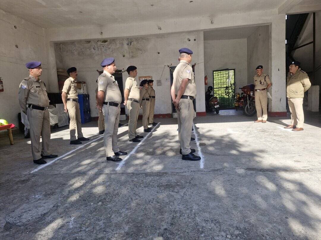 🚒 फायर स्टेशन ज्योतिर्मठ का अर्द्धवार्षिक निरीक्षण 🚒
मुख्य अग्निशमन अधिकारी, जनपद पौड़ी/चमोली श्री राजेंद्र सिंह खाती द्वारा आगामी त्योहारों के दृष्टिगत दिनांक 17.10.2026 को फायर स्टेशन ज्योतिर्मठ का अर्द्धवार्षिक निरीक्षण किया गया। इस दौरान परेड, कर्मचारियों के टर्नआउट एवं अनुशासन, अग्निशमन वाहनों, आपदा उपकरणों, संचार व्यवस्था, कार्यालय अभिलेखों तथा अन्य व्यवस्थाओं का जायजा लिया गया। साथ ही कर्मचारियों को अग्निशमन एवं रेस्क्यू कार्यों के दौरान निर्धारित वर्दी व PPE किट का अनिवार्य रूप से प्रयोग करने तथा सभी उपकरणों को सदैव क्रियाशील रखने के निर्देश दिए गए।
सतर्कता, अनुशासन और तत्परता ही सुरक्षित समाज की पहचान है। 🔥🚒
#uttarakhandfireservice
#fire
#firefighter
#inspection
#uttrakhand