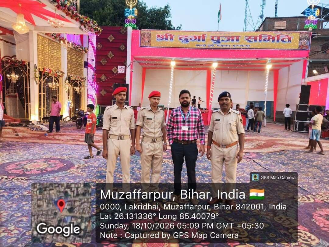 जिलाधिकारी, मुजफ्फरपुर श्री कुमार गौरव एवं वरीय पुलिस अधीक्षक, मुजफ्फरपुर श्री कांतेश कुमार मिश्र के निदेश पर दुर्गा पूजा के अवसर पर विभिन्न सार्वजनिक स्थलों पर प्रतिनियुक्त दण्डाधिकारी एवं पुलिस पदाधिकारी अपने-अपने ड्यूटी स्थल पर मौजूद हैं तथा भीड़-प्रबंधन, यातायात संचालन एवं विधि-व्यवस्था संधारण सुनिश्चित कर रहे हैं। सभी अधिकारियों को भीड़ प्रबंधन के मानकों का विनम्रतापूर्वक परन्तु दृढ़ता के साथ अनुपालन सुनिश्चित करने तथा अनुमंडल पदाधिकारियों एवं अनुमंडल पुलिस पदाधिकारियों को पर्यवेक्षण करने का निर्देश दिया गया है। जिलाधिकारी एवं वरीय पुलिस अधीक्षक स्वयं लगातार निरीक्षण कर रहे हैं तथा व्यवस्थाओं का अनुश्रवण कर रहे हैं। कोई भी व्यक्ति किसी भी प्रकार की संदेहास्पद सूचना या आपातकालीन स्थिति के बारे में डायल 112, जिला आपातकालीन संचालन केन्द्र (0621-2212007; +91 85440 10249), राज्य आपातकालीन संचालन केंद्र, आपदा प्रबंधन विभाग, बिहार सरकार, पटना के हेल्पलाइन नंबर (0612-2294204/205) या आपातकालीन सहायता नंबर 1070 पर सूचना दे सकते हैं।
#CMSamrat
#samratchoudhary
Information & Public Relations Department, Government of Bihar
मुजफ्फरपुर पुलिस