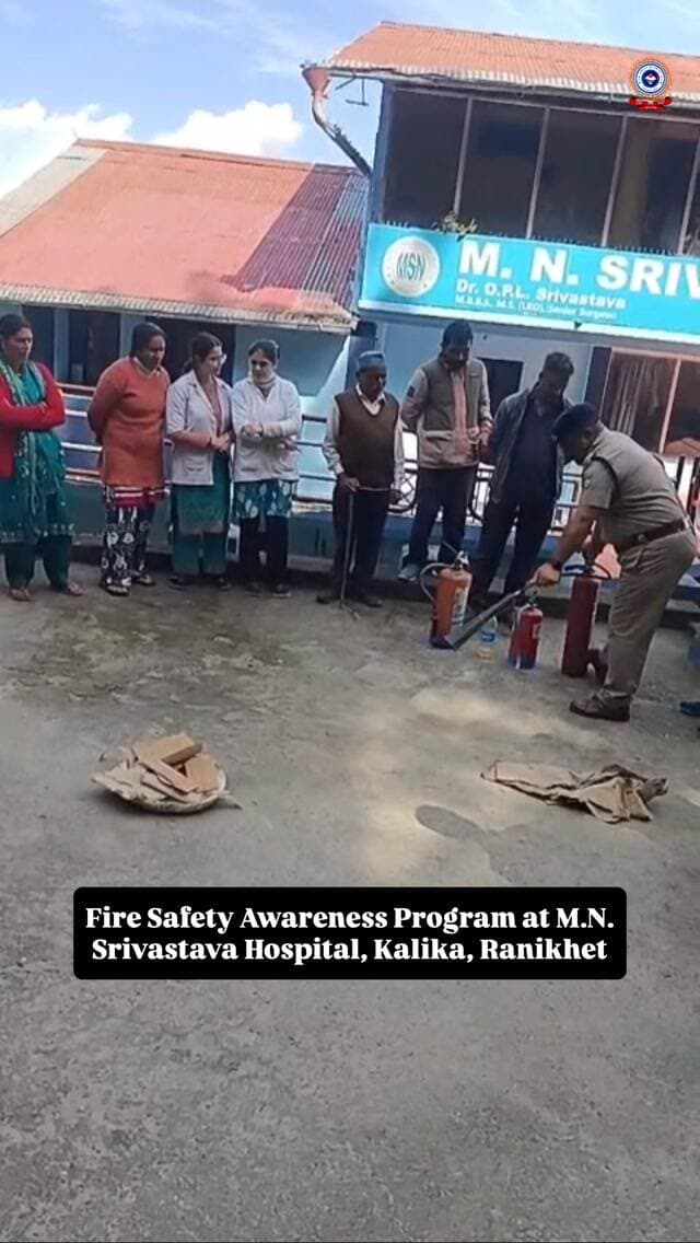 🚒 अग्निशमन एवं आपात सेवा केंद्र रानीखेत 🔥
एम. एन. श्रीवास्तव हॉस्पिटल, कालिका में अग्नि सुरक्षा निरीक्षण एवं जागरूकता कार्यक्रम
अग्नि सुरक्षा व्यवस्थाओं का जायजा लेने के साथ-साथ अस्पताल कर्मियों को अग्निशमन उपकरणों के सही उपयोग एवं आग से बचाव के उपायों की जानकारी दी गई। इस दौरान अग्निशमन यंत्रों के संचालन का प्रदर्शन कर व्यावहारिक प्रशिक्षण दिया गया, जिसमें अस्पताल कर्मियों ने उत्साहपूर्वक प्रतिभाग किया।
सुरक्षित अस्पताल, सुरक्षित जीवन — अग्नि सुरक्षा के प्रति जागरूकता ही बचाव की पहली सीढ़ी है। 🚒🧯
#uttarakhandfireservice
#firefighters
#awareness
#uttrakhand