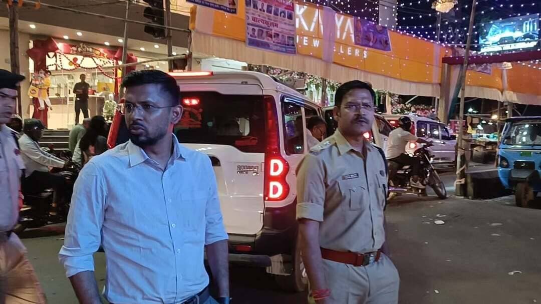 *दुर्गा पूजा को लेकर जिलाधिकारी एवं वरीय पुलिस अधीक्षक ने शहर के विभिन्न पूजा पंडालों का किया संयुक्त निरीक्षण*
======================
*विधि-व्यवस्था संधारण, श्रद्धालुओं की सुविधा एवं शांतिपूर्ण पूजा आयोजन को लेकर प्रतिनियुक्त अधिकारियों और दंडाधिकारियों को दिए आवश्यक दिशा-निर्देश*
======================
दुर्गा पूजा के अवसर पर जिले में विधि-व्यवस्था संधारण, श्रद्धालुओं की सुविधा एवं शांतिपूर्ण वातावरण में पूजा आयोजन सुनिश्चित करने के उद्देश्य से जिला पदाधिकारी, मुजफ्फरपुर श्री कुमार गौरव एवं वरीय पुलिस अधीक्षक श्री कांतेश कुमार मिश्र ने संयुक्त रूप से शहर के विभिन्न प्रमुख स्थलों का निरीक्षण किया। इस दौरान कलमबाग चौक, छाता बाजार सहित शहर के अन्य प्रमुख स्थलों पर स्थापित पूजा पंडालों एवं वहां की विधि-व्यवस्था का जायजा लिया गया।
निरीक्षण के क्रम में जिला पदाधिकारी एवं वरीय पुलिस अधीक्षक ने पूजा पंडालों में श्रद्धालुओं की आवाजाही, सुरक्षा व्यवस्था तथा भीड़ प्रबंधन से संबंधित व्यवस्थाओं का जायजा लिया। अधिकारियों ने संबंधित पदाधिकारियों से मौके पर उपलब्ध व्यवस्थाओं की जानकारी प्राप्त की तथा आवश्यकतानुसार व्यवस्था को और सुदृढ़ करने के निर्देश दिए, ताकि पूजा-अर्चना के लिए आने वाले श्रद्धालुओं को किसी प्रकार की असुविधा का सामना नहीं करना पड़े।
इस दौरान जिला पदाधिकारी एवं वरीय पुलिस अधीक्षक ने विभिन्न पूजा आयोजन समितियों के सदस्यों तथा स्थानीय आम नागरिकों से संवाद भी किया। उन्होंने पूजा के सफल एवं शांतिपूर्ण आयोजन में प्रशासन का सहयोग करने की अपील की। साथ ही, आयोजन समितियों को निर्धारित दिशा-निर्देशों का पालन करते हुए श्रद्धालुओं की सुविधा, सुरक्षा एवं सुव्यवस्थित आवागमन सुनिश्चित हो सके।
निरीक्षण के दौरान प्रतिनियुक्त पदाधिकारियों, दंडाधिकारियों एवं पुलिस पदाधिकारियों को स्पष्ट निर्देश दिया गया कि वे अपने-अपने निर्धारित स्थलों पर सतर्कता के साथ दायित्वों का निर्वहन करें। आमजनों को किसी भी प्रकार की परेशानी नहीं हो तथा पूरे क्षेत्र में विधि-व्यवस्था सामान्य बनी रहे।
जिला पदाधिकारी एवं वरीय पुलिस अधीक्षक ने असामाजिक तत्वों की गतिविधियों पर विशेष निगरानी रखने तथा किसी भी प्रकार की अफवाह, भ्रामक सूचना अथवा आपत्तिजनक गतिविधि को फैलने से रोकने के लिए सतर्क रहने का निर्देश दिया। उन्होंने स्पष्ट किया कि पूजा के दौरान शांति, सुरक्षा एवं सौहार्दपूर्ण वातावरण बनाए रखना प्रशासन की सर्वोच्च प्राथमिकता है। किसी भी संदिग्ध गतिविधि की सूचना मिलने पर त्वरित कार्रवाई सुनिश्चित करने का भी निर्देश दिया गया।
जिला प्रशासन एवं पुलिस प्रशासन द्वारा दुर्गा पूजा के दौरान आम नागरिकों एवं श्रद्धालुओं की सुरक्षा, सुविधा तथा शांतिपूर्ण वातावरण बनाए रखने के लिए लगातार निगरानी की जा रही है। प्रशासन ने सभी पूजा समितियों एवं आम नागरिकों से आपसी सहयोग, सामाजिक सौहार्द एवं जिम्मेदार व्यवहार के साथ पर्व मनाने की अपील की है।
#CMSamrat
#samratchoudhary
#durgapuja
Information & Public Relations Department, Government of Bihar
CMO Bihar