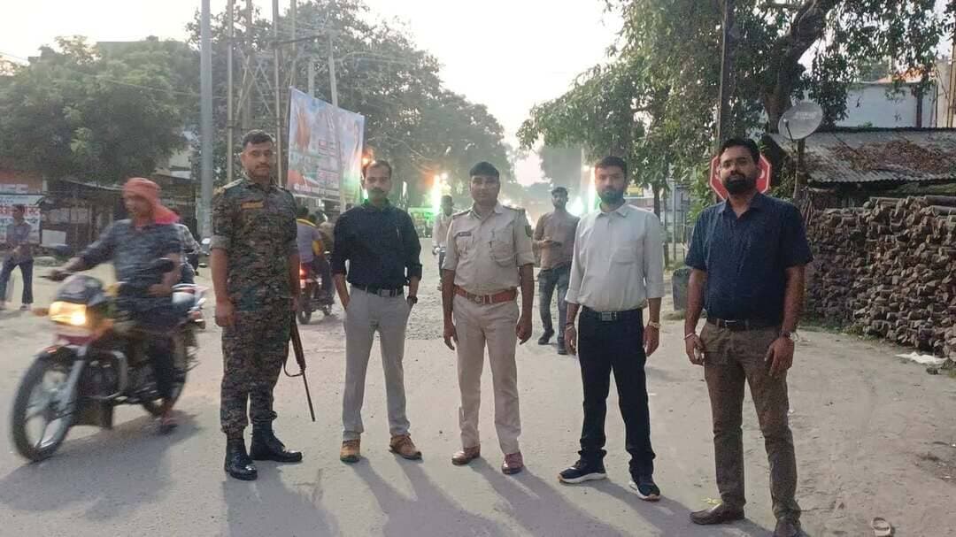 दुर्गा पूजा को लेकर बारुण में सख्ती, दशमी तक बड़ी गाड़ियों की नो एंट्री; चौक-चौराहों पर पुलिस बल तैनात
बारुण (औरंगाबाद): दुर्गा पूजा को शांतिपूर्ण एवं व्यवस्थित तरीके से संपन्न कराने को लेकर बारुण प्रशासन पूरी तरह सतर्क है। श्रद्धालुओं की सुविधा, सुरक्षा और बाजार में भीड़ को नियंत्रित करने के उद्देश्य से नगर पंचायत बारुण में बड़ी गाड़ियों के प्रवेश पर रोक लगा दी गई है। प्रशासन द्वारा यह नो एंट्री व्यवस्था दशमी तक लागू रखने का निर्णय लिया गया है।
दुर्गा पूजा के दौरान श्रद्धालुओं की बढ़ती भीड़ और सड़कों पर आवागमन को देखते हुए बारुण प्रशासन ने यातायात व्यवस्था को सुचारु बनाए रखने के लिए यह कदम उठाया है। इसके तहत नगर पंचायत बारुण के विभिन्न चौक-चौराहों पर पुलिस बल की तैनाती की गई है, ताकि यातायात व्यवस्था पर नजर रखी जा सके और किसी प्रकार की अव्यवस्था उत्पन्न न हो।
प्रशासन की ओर से केशव मोड़, ब्लॉक मोड़ बारुण सहित अन्य प्रमुख मार्गों पर बड़ी गाड़ियों के आवागमन पर रोक लगाई गई है। इन रास्तों से आने-जाने वाले भारी वाहनों को नो एंट्री के दायरे में रखा गया है। इससे पूजा के दौरान श्रद्धालुओं को आने-जाने में सहूलियत मिलने और भीड़भाड़ वाले इलाकों में यातायात व्यवस्था बनाए रखने में मदद मिलेगी।
दशमी तक लागू रहेगी नो एंट्री व्यवस्था
इस संबंध में बारुण थाना अध्यक्ष इंस्पेक्टर रंजीत कुमार ने बताया कि दुर्गा पूजा को देखते हुए बड़ी गाड़ियों के प्रवेश पर दशमी तक रोक लगाई गई है। उन्होंने बताया कि पूजा के दौरान सुरक्षा व्यवस्था और यातायात को नियंत्रित रखने के लिए प्रशासन की ओर से आवश्यक कदम उठाए गए हैं।
सुरक्षा व्यवस्था को लेकर प्रशासन अलर्ट
दुर्गा पूजा के मद्देनजर बारुण प्रशासन द्वारा क्षेत्र में निगरानी रखी जा रही है। प्रमुख चौक-चौराहों पर पुलिस बल की तैनाती के साथ यातायात व्यवस्था को व्यवस्थित रखने पर विशेष ध्यान दिया जा रहा है। प्रशासन का उद्देश्य है कि पूजा के दौरान श्रद्धालुओं को किसी प्रकार की परेशानी का सामना न करना पड़े और त्योहार शांतिपूर्ण माहौल में संपन्न हो।
प्रशासन ने आम लोगों से अपील की है कि वे यातायात संबंधी निर्देशों का पालन करें और दुर्गा पूजा के दौरान व्यवस्था बनाए रखने में सहयोग करें।