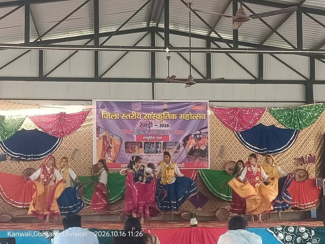 कंवाली की पावन धरा पर पूरे जिले की सांस्कृतिक प्रतिभाओं का संगम मेरा सोभाग्य:प्राचार्य अनिल यादव
*जिला स्तरीय सांस्कृतिक उत्सव-2026 का समापन: अधिकारियों, साहित्यकारों और शिक्षाविदों की गरिमामयी उपस्थिति में हुआ भव्य समापन*
कल्चरल फेस्ट डिस्ट्रिक्ट कोऑर्डिनेटर अशोक नामवाल (DMS) के प्रभार में एवं वरिष्ठ साहित्यकार सत्यवीर नाहड़िया (खंड शिक्षा अधिकारी, खोल) के कुशल मार्गदर्शन में तथा हरियाणा ऑफिसर्स एसोसिएशन रेवाड़ी के जिला प्रधान एवं प्राचार्य अनिल यादव की अध्यक्षता में आयोजित किया गया।प्रेस सचिव शिक्षाविद साहित्यकार मनोज वशिष्ठ ने बताया कि शहीद रामस्वरूप राजकीय वरिष्ठ माध्यमिक विद्यालय, कंवाली में चल रहा दो दिवसीय जिला स्तरीय सांस्कृतिक उत्सव-2026 भव्य समापन के साथ सम्पन्न हुआ।
समापन समारोह में मुख्य अतिथि के रूप में श्री प्रदीप दहिया, जिला मौलिक शिक्षा अधिकारी, रेवाड़ी, अति विशिष्ट अतिथि के रूप में श्रीमती संतोष तंवर, DPC समग्र शिक्षा, विशिष्ट अतिथि के रूप में श्री राजेन्द्र यादव व श्री अरविंद यादव, डिप्टी DEO, श्री डॉ. दुष्यंत यादव, BEO ने शिरकत की। कार्यक्रम के मेजबान प्राचार्य अनिल यादव के साथी रोहतक से प्राचार्य जोगिंदर ढाका एवं मित्र मंडल ने विशेष अतिथि के रूप में उपस्थित होकर बच्चों का उत्साहवर्धन किया।सभी प्रतियोगिताओं का निष्पक्ष मूल्यांकन करने हेतु शिक्षा विभाग द्वारा विषय विशेषज्ञों का निर्णायक मंडल नियुक्त किया गया था - श्री प्रकाश मलिक, सुश्री पूजा, सुश्री रुबिया भारती, श्री सलीम, श्री संदीप, सुश्री हीतू शर्मा, श्री राजेश कुमार गुप्ता, श्री कार्तिक, श्री वीरेन्द्र सिंह, श्री सतीश मस्तान, डॉ. अंकुर खेर, श्री मदन डागर।सभी अतिथियों ने जूरी द्वारा दिए गए निष्पक्ष, पारदर्शी एवं विवेकपूर्ण निर्णय की मुक्त कंठ से सराहना की।
*घोषित परिणाम - राज्य स्तर हेतु चयनित (प्रथम स्थान)*
*15.10.2026 GROUP-A (5वीं-8वीं):* लोक नृत्य समूह: PM श्री GSSS रेवाड़ी, लोक नृत्य एकल: PM श्री GSSS झाबुआ बावल, रागनी एकल: GMS लुहाना खोल, स्किट समूह: PM श्री GSSS बावल।
*16.10.2026 GROUP-B (9वीं-12वीं):* लोक नृत्य समूह: PM श्री GSSS पाल्हावास जाटूसाना, लोक नृत्य एकल: PM श्री GSSS पाल्हावास जाटूसाना, रागनी एकल: PM श्री GSSS पाल्हावास जाटूसाना, स्किट समूह: PM श्री GSSS बावल।
हरियाणा ऑफिसर्स एसोसिएशन रेवाड़ी के जिला प्रधान एवं प्राचार्य अनिल यादव ने कहा - "कंवाली की पावन धरा पर पूरे जिले की सांस्कृतिक प्रतिभाओं का संगम हुआ है। सभी का इस विद्यालय प्रांगण में स्वागत है।" उन्होंने सभी अतिथियों व जूरी का पगड़ी व फूलमाला पहनाकर अभिनंदन किया।डिस्ट्रिक्ट कोऑर्डिनेटर एवं DMS अशोक नामवाल ने कहा - "यह उत्सव टीम वर्क का परिणाम है। मैं सभी अधिकारियों, प्राचार्यगण, निर्णायक मंडल, मंच संचालक साथियों, GSSS कंवाली स्टाफ और विद्यार्थी स्वयंसेवकों का हृदय से आभार प्रकट करता हूँ।"
प्राचार्य सत्यवीर नाहड़िया के मार्गदर्शन में मंच उद्घोषक गीता यादव, सीमा यादव, सुधीर यादव, मनोज वशिष्ठ, संजय यादव, पूनम, सरिता, जय सुधा, पूनम सभी ने पूरी कर्त्तव्यनिष्ठा से अपनी भूमिका का निर्वहन किया।प्रेस सचिव शिक्षाविद साहित्यकार मनोज वशिष्ठ ने बताया- "हरियाणा की माटी कला और संस्कृति की जननी है। इन दो दिनों में कंवाली के मंच पर बच्चों ने जो हरियाणवी लोक संस्कृति, रागनी, लोक नृत्य और देशभक्ति की प्रस्तुतियां दीं, वे अविस्मरणीय हैं। यह उत्सव नई पीढ़ी को अपनी जड़ों से जोड़ने का सफल प्रयास है। कार्यक्रम का समापन पुरस्कार वितरण, धन्यवाद ज्ञापन, वंदे मातरम्, राष्ट्रीय गान जन-गण-मन और भारत माता की जय के जयघोष के साथ हुआ।