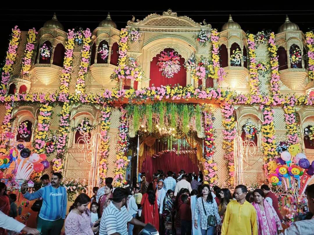 देवघर में महाअष्टमी पर उमड़ी श्रद्धालुओं की भीड़, बरमसिया चौक पर राजमहल की तर्ज पर बना भव्य पंडाल।
देवघर:– महाअष्टमी के अवसर पर देवघर में श्रद्धालुओं के बीच खासा उत्साह देखने को मिला। इस दौरान बरमसिया चौक स्थित बरमसिया दुर्गा पूजा समिति के दुर्गा मंदिर में मां दुर्गा के दर्शन के लिए भक्तों की भारी भीड़ उमड़ी। पूरा मंदिर परिसर भक्तिमय माहौल से सराबोर रहा।
बरमसिया दुर्गा पूजा समिति की ओर से इस वर्ष करीब 10 लाख रुपये की लागत से राजमहल की तर्ज पर भव्य और आकर्षक पूजा पंडाल का निर्माण कराया गया है, जो श्रद्धालुओं के बीच आकर्षण का केंद्र बना हुआ है। महाअष्टमी के दिन बड़ी संख्या में श्रद्धालु पंडाल में पहुंचकर मां दुर्गा के दर्शन किए और सुख-समृद्धि की कामना की।
इस अवसर पर समिति की ओर से श्रद्धालुओं के बीच प्रसाद का वितरण किया गया। साथ ही भक्तिमय माहौल को और भी खास बनाने के लिए भजन संध्या कार्यक्रम का आयोजन किया गया, जिसमें श्रद्धालुओं ने बढ़-चढ़कर हिस्सा लिया।
कार्यक्रम के दौरान पूर्व वार्ड पार्षद पैतर महथाप सहित भुल्लू महथा, जुगनू महथा और मुकेश महथा समेत अन्य लोग उपस्थित रहे।