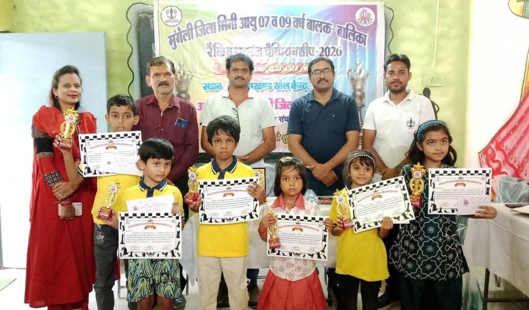 मिनी रैंकिंग शतरंज स्पर्धा सम्पन्न बालक वर्ग में रुद्राक्ष शर्मा विजेता, जे अचिंत्य राव उपविजेता बालिका वर्ग में आराध्या जायसवाल विजेता, अदिति कश्यप उपविजेता
लोरमी - मुंगेली जिला शतरंज संघ के तत्वधान में एक दिवसीय मिनी वर्ग अंडर -07 व 09 वर्ष बालक- बालिका रैंकिंग शतरंज चैंपियनशिप का आयोजन दिनांक 18 अक्टूबर, दिन-रविवार को विकासखंड खेल केंद्र, लोरमी में आयोजित किया गया। इस स्पर्धा में मुंगेली जिले से कुल 07 खिलाड़ियों ने हिस्सा लिया।प्रतियोगिता में मुख्य अतिथि के रूप से श्री नितेश अग्रवाल (एल्डरमैन, नगर पालिका, लोरमी व संरक्षक, मुंगेली जिला शतरंज संघ) , विशिष्ट अतिथि श्री जे मृदुल राव, श्रीमती जे दिव्या राव (समाजसेवी) एवं श्री सूर्यकान्त शर्मा (कोषाध्यक्ष, मुंगेली जिला शतरंज संघ) मुख्य रूप से उपस्थित रहे। स्पर्धा के चीफ आर्बिटर श्री ओमप्रकाश वन्दे, डिप्टी चीफ ऑर्बिटर यश शर्मा एवं आर्बिटर अमन कुमार मिरी, अनुराग बंजारे थे। स्पर्धा 4 चक्रो में आयोजित की गयी जिसमें बालक वर्ग में प्रथम स्थान- रुद्राक्ष शर्मा , द्वितीय स्थान - जे अचिंत्य राव, तृतीय स्थान - ऋषभ सिंह आयाम,
चतुर्थ स्थान - हर्ष शर्मा एवं बालिका वर्ग में प्रथम-आराध्या जायसवाल, द्वितीय-अदिति कश्यप, तृतीय-देवांशी साहू रही। बालक एवं बालिका वर्ग के प्रथम स्थान प्राप्त खिलाड़ियों को 400रु नगद, ट्रॉफी एवं प्रमाण पत्र तथा द्वितीय स्थान प्राप्त खिलाड़ियों को 350रु नगद, ट्रॉफी एवं प्रमाण पत्र सहित सभी खिलाड़ियों को ट्रॉफी एवं प्रमाण पत्र प्रदान कर सम्मानित किया गया। प्रतियोगिता के सफल आयोजन पर संघ के अध्यक्ष श्री सुबोध कुमार सिंह, चेयरमेन श्री विजय वर्मा, उपाध्यक्ष श्री आशीष मिश्रा वरिष्ठ सदस्य श्री युगल किशोर राजपूत, श्री अरविंद पांडे, श्री अजय बघेल, राजेश पाटले, मुकेश सिंह ने शुभकामनायें प्रदान की है।
@followers
<nis:link nis:type=tag nis:id=छत्तीसगढ़ nis:value=छत्तीसगढ़ nis:enabled=true nis:link/> <nis:link nis:type=tag nis:id=chhattisgarh nis:value=chhattisgarh nis:enabled=true nis:link/> <nis:link nis:type=tag nis:id=chhattisgarhnews nis:value=ChhattisgarhNews nis:enabled=true nis:link/> <nis:link nis:type=tag nis:id=chhattisgarhnews nis:value=ChhattisgarhNews nis:enabled=true nis:link/> <nis:link nis:type=tag nis:id=chhattisgarhnewstoday nis:value=chhattisgarhnewstoday nis:enabled=true nis:link/> <nis:link nis:type=tag nis:id=chhattisgarhnewsstatelivenews nis:value=chhattisgarhnewsstatelivenews nis:enabled=true nis:link/> <nis:link nis:type=tag nis:id=chhattisgarhnewsflash nis:value=ChhattisgarhNewsFlash nis:enabled=true nis:link/> <nis:link nis:type=tag nis:id=chhattisgarhnewsonline nis:value=chhattisgarhnewsonline nis:enabled=true nis:link/> <nis:link nis:type=tag nis:id=chhattisgarhnewsfeed nis:value=ChhattisgarhNewsFeed nis:enabled=true nis:link/>
<nis:link nis:type=tag nis:id=लोरमी_को_सौगात nis:value=लोरमी_को_सौगात nis:enabled=true nis:link/> <nis:link nis:type=tag nis:id=लोरमी_के_गौरव nis:value=लोरमी_के_गौरव nis:enabled=true nis:link/> <nis:link nis:type=tag nis:id=लोरमीमुंगेलीन्यूज़ nis:value=लोरमीमुंगेलीन्यूज़ nis:enabled=true nis:link/> <nis:link nis:type=tag nis:id=lormimungelinews nis:value=lormimungelinews nis:enabled=true nis:link/> <nis:link nis:type=tag nis:id=छत्तीसगढ़_के_माटी nis:value=छत्तीसगढ़_के_माटी nis:enabled=true nis:link/> <nis:link nis:type=tag nis:id=छत्तीसगढ़_महतारी nis:value=छत्तीसगढ़_महतारी nis:enabled=true nis:link/>
<nis:link nis:type=tag nis:id=localnews nis:value=LocalNews nis:enabled=true nis:link/>
<nis:link nis:type=tag nis:id=breakingnews nis:value=BreakingNews nis:enabled=true nis:link/>
<nis:link nis:type=tag nis:id=bigbreakingnews nis:value=BigBreakingNews nis:enabled=true nis:link/>
<nis:link nis:type=tag nis:id=todaynews nis:value=todaynews nis:enabled=true nis:link/>
<nis:link nis:type=tag nis:id=indianews nis:value=IndiaNews nis:enabled=true nis:link/>
<nis:link nis:type=tag nis:id=nationalnews nis:value=NationalNews nis:enabled=true nis:link/>
<nis:link nis:type=tag nis:id=viralnewsupdate nis:value=ViralNewsUpdate nis:enabled=true nis:link/>
<nis:link nis:type=tag nis:id=bigbreaking nis:value=BigBreaking nis:enabled=true nis:link/>
<nis:link nis:type=tag nis:id=latestupdates nis:value=LatestUpdates nis:enabled=true nis:link/>
<nis:link nis:type=tag nis:id=latestnews nis:value=LatestNews nis:enabled=true nis:link/>
न्यूज़ के लिए कृपया फॉलो करें धन्यवाद👇👇👇
https://www.facebook.com/LORMIMUNGELINEWS?sk=followers