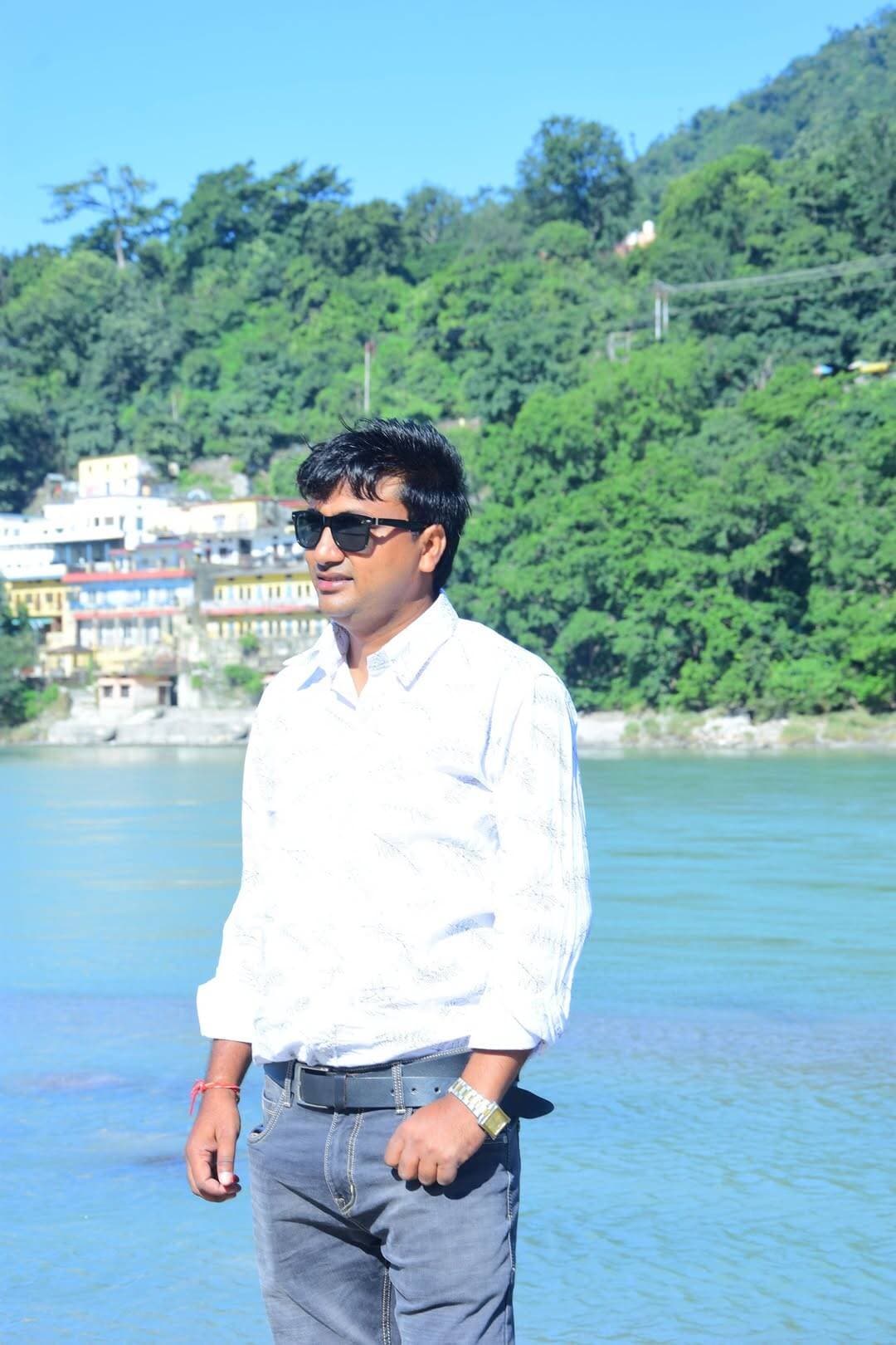 मौसम चाहे कितना भी बदल जाए,
पर इंसानों की तरह बदलने का हुनर
*मौसम को भी नहीं आता..!