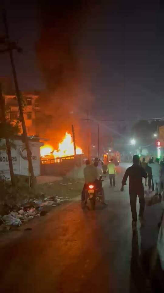 ইন্দ্রনগরের কালী মন্দির ব্রিজ সংলগ্ন এলাকায় হঠাৎ অগ্নিকাণ্ডের ঘটনায় চাঞ্চল্য ছড়িয়ে পড়ে। প্রাথমিকভাবে বিদ্যুতের সমস্যা থেকে আগুনের সূত্রপাত হয়েছে বলে জানা যাচ্ছে। মুহূর্তের মধ্যেই আগুন ছড়িয়ে পড়ে তিনটি বাড়িতে।
ঘটনার সময় বাড়িগুলিতে কেউ উপস্থিত ছিলেন না। পরিবারের সদস্যরা দুর্গাপুজো দেখতে বাইরে বেরিয়েছিলেন। ফলে আগুন লাগার খবর ছড়িয়ে পড়তেই এলাকায় আতঙ্কের সৃষ্টি হয়।
খবর পেয়ে দ্রুত ঘটনাস্থলে পৌঁছায় ফায়ার সার্ভিসের কর্মীরা। তাঁদের তৎপরতায় আগুন নিয়ন্ত্রণে আনা সম্ভব হয়। তবে অগ্নিকাণ্ডে তিনটি বাড়ির ক্ষয়ক্ষতির ঘটনা সামনে এসেছে। আগুন লাগার সঠিক কারণ ও ক্ষয়ক্ষতির পরিমাণ খতিয়ে দেখা হচ্ছে।