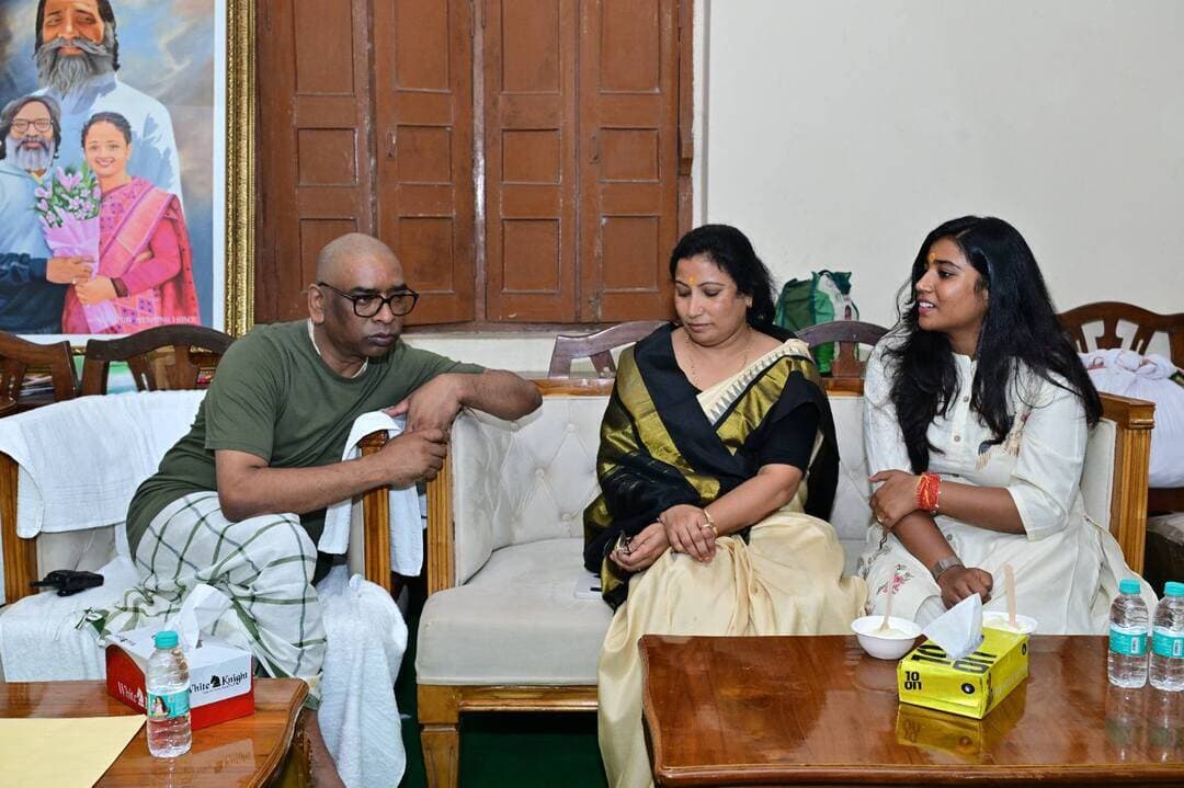 मुख्यमंत्री हेमंत सोरेन की माताश्री के बारहवीं श्राद्ध कार्यक्रम में शामिल हुईं श्वेता शर्मा
झारखंड के माननीय मुख्यमंत्री हेमंत सोरेन की माताश्री दिवंगत श्रीमती रूपी सोरेन के बारहवीं श्राद्ध कार्यक्रम में आज श्वेता शर्मा नेमरा पहुंचीं। इस दौरान उन्होंने श्राद्ध कार्यक्रम में सम्मिलित होकर दिवंगत आत्मा को श्रद्धांजलि अर्पित की। उन्होंने मुख्यमंत्री हेमंत सोरेन एवं श्रीमती कल्पना सोरेन से मुलाकात कर अपनी गहरी शोक संवेदना व्यक्त की तथा इस दुख की घड़ी में शोकाकुल परिवार के प्रति संवेदना प्रकट की।