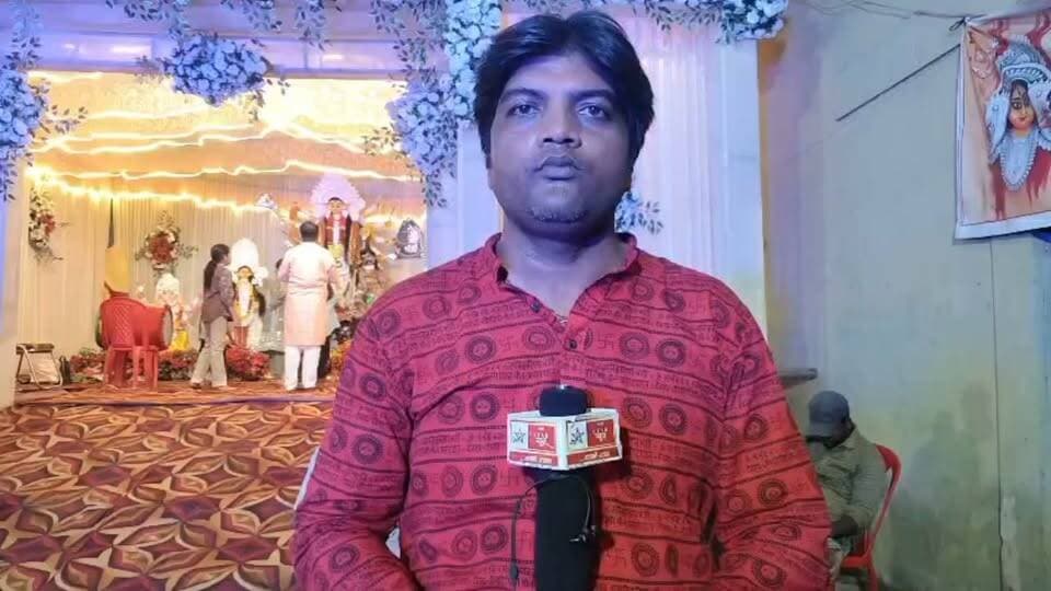 मोहल्ले में मां दुर्गा की आराधना, 40 साल से युवाओं की टोली निभा रही परंपरा