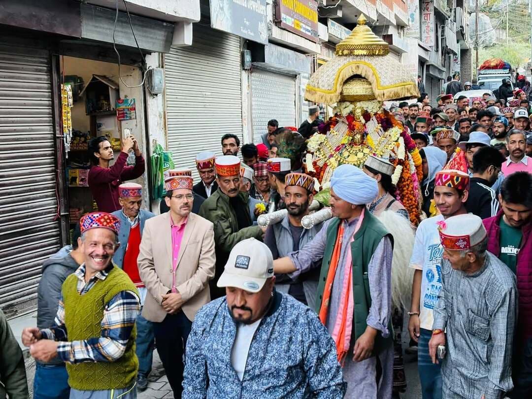 आराध्य देव प्रभु श्री श्रृंगा ऋषि जी महाराज अपने देवालय से समस्त हारियानों के साथ पूरे लाव-लश्कर के साथ अंतरराष्ट्रीय कुल्लू दशहरा उत्सव के लिए रवाना हो चुके हैं। प्रभु श्री श्रृंगा ऋषि जी महाराज की कृपा एवं आशीर्वाद समस्त क्षेत्रवासियों पर सदैव बना रहे