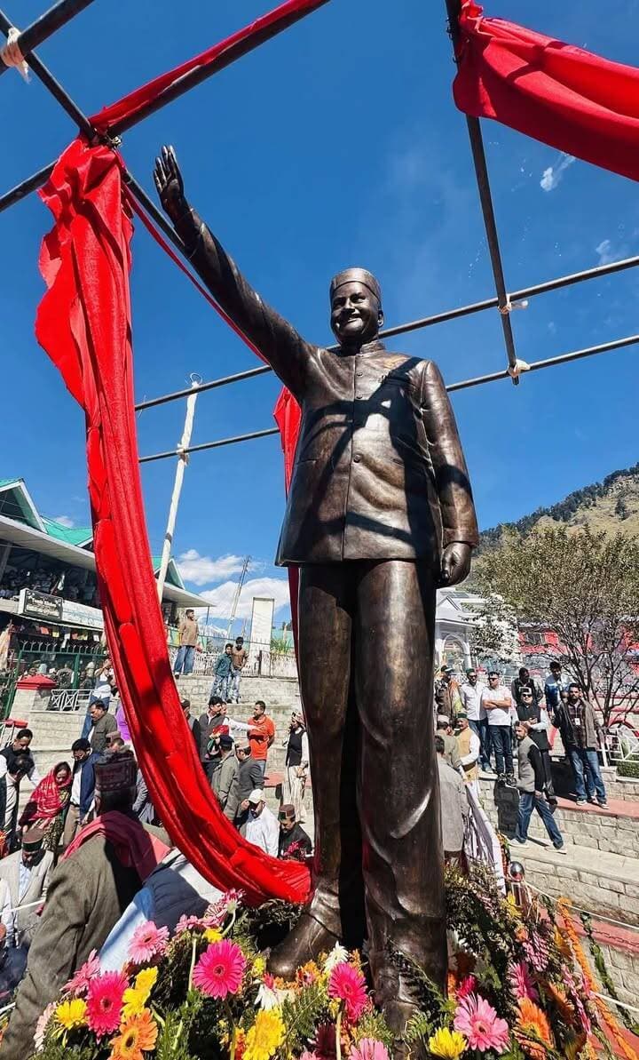 वीरभद्र सिंह परिवार की अमानत ही नहीं, कांग्रेस की विरासत भी
हिमाचल के विकास में वीरभद्र सिंह का योगदान सदैव रहेगा याद
सराहन में पूर्व मुख्यमंत्री वीरभद्र सिंह की प्रतिमा का अनावरण
जनसेवा और दूरदर्शी नेतृत्व के लिए हमेशा याद किए जाएंगे वीरभद्र सिंह
सराहन में वीरभद्र सिंह की प्रतिमा का अनावरण
रामपुर। आधुनिक हिमाचल के निर्माता और प्रदेश के पूर्व मुख्यमंत्री स्वर्गीय वीरभद्र सिंह की प्रतिमा का आज रामपुर के सराहन में अनावरण किया गया। इस अवसर पर उन्हें श्रद्धांजलि अर्पित करते हुए हिमाचल के विकास और जनकल्याण में उनके योगदान को याद किया गया।
वक्ताओं ने कहा कि वीरभद्र सिंह केवल एक परिवार की अमानत ही नहीं, बल्कि कांग्रेस पार्टी की विरासत भी हैं। प्रदेश के विकास, जनकल्याण और प्रगति में उनके अतुलनीय योगदान को कभी भुलाया नहीं जा सकता। उन्होंने अपने दूरदर्शी नेतृत्व और जनसेवा के प्रति समर्पण से हिमाचल की राजनीति और विकास यात्रा पर अमिट छाप छोड़ी।
उनके नेतृत्व में प्रदेश ने विकास के विभिन्न क्षेत्रों में नई ऊंचाइयां हासिल कीं। जनहित के प्रति उनकी प्रतिबद्धता और आम लोगों से उनका जुड़ाव हमेशा याद किया जाएगा।
प्रदेश की कांग्रेस सरकार ने उनके प्रति श्रद्धा और सम्मान व्यक्त करते हुए ऐतिहासिक रिज मैदान पर भी उनकी आदमकद प्रतिमा स्थापित की है। वीरभद्र सिंह का व्यक्तित्व और उनकी जनसेवा की गाथा सदैव हिमाचल के इतिहास में स्वर्णिम अक्षरों में अंकित रहेगी।