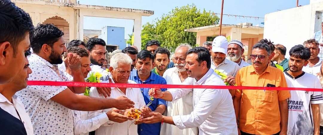 साडिला में RLP प्रत्याशी सुल्तान शर्मा के चुनावी कार्यालय का भव्य उद्घाटन, जनसभा में उमड़े ग्रामीण
नागौर जिले की जायल पंचायत समिति के ग्राम साडिला में वार्ड संख्या 08 से राष्ट्रीय लोकतांत्रिक पार्टी (RLP) के उम्मीदवार सुल्तान शर्मा के चुनावी कार्यालय का भव्य उद्घाटन किया गया। ग्रामीणों एवं RLP कार्यकर्ताओं की मौजूदगी में फीता काटकर कार्यालय का शुभारंभ किया गया। उद्घाटन के साथ ही चुनावी जनसंपर्क अभियान को गति मिली।चुनाव प्रचार के उद्देश्य से शुरू किए गए इस कार्यालय को जनसेवा केंद्र के रूप में विकसित किया गया है। यहां ग्रामीण अपनी समस्याएं, सुझाव और क्षेत्र के विकास से जुड़े मुद्दे सीधे प्रत्याशी एवं कार्यकर्ताओं के समक्ष रख सकेंगे। कार्यकर्ताओं ने कहा कि कार्यालय के माध्यम से ग्रामीणों से निरंतर संपर्क बनाए रखने और उनकी समस्याओं को प्रमुखता से उठाने का प्रयास किया जाएगा।इस अवसर पर आयोजित जनसभा में बड़ी संख्या में ग्रामीणों ने भाग लिया। सभा के दौरान क्षेत्र के विकास, जनसमस्याओं के समाधान और जनसुनवाई को लेकर चर्चा की गई। RLP कार्यकर्ताओं ने कहा कि पार्टी सुप्रीमो के निर्देशानुसार गांव-गांव जाकर जनसंपर्क किया जा रहा है, ताकि आमजन की समस्याओं को समझकर उनके समाधान के लिए प्रयास किए जा सकें।कार्यालय उद्घाटन के दौरान ग्रामीणों में उत्साह देखने को मिला। जनसभा में मौजूद ग्रामीणों ने RLP प्रत्याशी के प्रति समर्थन व्यक्त किया। चुनावी कैंप कार्यालय की शुरुआत को वार्ड संख्या 08 में चुनावी गतिविधियों और जनसंपर्क अभियान के लिहाज से महत्वपूर्ण माना जा रहा है।