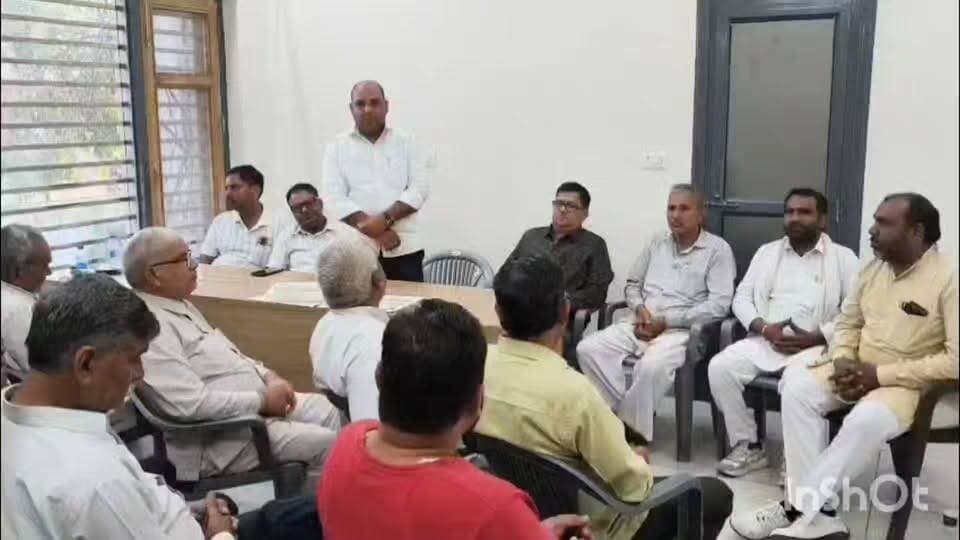 विपिन पांचाल के भाजपा से निष्कासन पर विश्वकर्मा समाज ने जताई नाराजगी।
शीघ्र प्रदेशाध्यक्ष डा.अर्चना गुप्ता से मुलाकात करेगा समाज का प्रतिनिधिमंडल ़ गोहाना रोड स्थित विश्वकर्मा मंदिर के सभागार में विश्वकर्मा सभा की बैठक प्रधान राजकुमार पांचाल की अध्यक्षता में हुई। जिसमें पांचाल समाज के जिला अध्यक्ष एवं जिला पार्षद शिखा पांचाल के भाई विपिन पांचाल को भाजपा के सनौली मंडल के अध्यक्ष द्वारा पत्र जारी करके 6 साल के लिए निष्कासित किए जाने पर नाराजगी जताई गई। बैठक में विश्वकर्मा समाज ने भाजपा की प्रदेश अध्यक्ष डा.अर्चना गुप्ता से मुलाकात करके षड्यंत्र के तहत किए गए निष्कासन से अवगत कराने का निर्णय लिया है। बैठक में शिवकुमार भीमडा ने बताया कि विपिन पांचाल की बहन शिखा पांचाल जब निर्विरोध जिला पार्षद निर्वाचित हुई थी तो निर्वाचित होने के बाद भाजपा के जिला कार्यालय श्याम कमल में विधायक मनमोहन भड़ाना की पत्नी एवं जिला अध्यक्ष दुष्यंत भट्ट ने उसका स्वागत किया था। विपिन पांचाल लगातार भाजपा के सभी कार्यक्रमों में बढ़-चढकर भाग लेता है और पार्टी के लिए काम कर रहा है, ऐसे में बिना कोई नोटिस दिए निष्कासन करना गलत है। बैठक में भाजपा प्रदेश अध्यक्ष से निष्कासन को वापस लेने की मांग की गई। बैठक में श्री विश्वकर्मा पांचाल सभा के प्रधान रोहतास पांचाल, सुभाष जांगड़ा, संजय धीमान, राजेंद्र पांचाल भंडारी, कप्तान पांचाल, शिवकुमार पांचाल, रामपाल धीमान, कालू धीमान, धर्मवीर धीमान, सतीश धीमान, डा.धर्मपाल पांचाल, राममेहर पांचाल, मोनी पांचाल व कपिल पांचाल आदि प्रमुख रूप से मौजूद रहे।