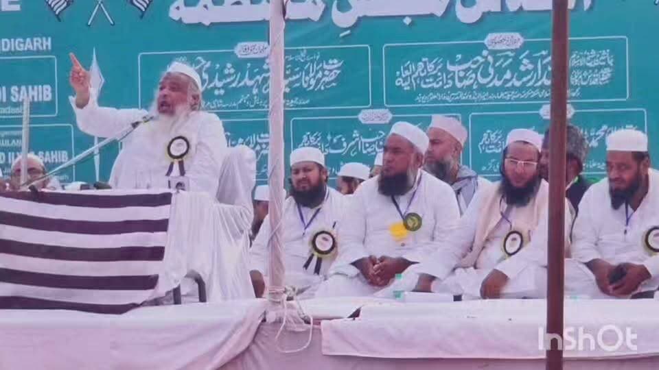 पत्थरगढ़ पानीपत में जमीयत उलमा की मजलिस-ए-मुन्तजि़मा का सफल आयोजन।
-दीनी एवं आधुनिक शिक्षा, व्यापार में ईमानदारी, हिंदू-मुस्लिम एकता और संगठन की मजबूती के लिए चार महत्वपूर्ण प्रस्ताव पारित
़ पानीपत यमुना से सटे पानीपतके गांव पत्थरगढ़ में जमीयत उलमा हिंद के तत्वावधान में मजलिस-ए-मुन्तजि़मा का एक महत्वपूर्ण एवं सफल सम्मेलन हुआ। सम्मेलन में हरियाणा, पंजाब, चंडीगढ़ और हिमाचल प्रदेश से जमीयत उलमा के पदाधिकारियों के साथ बड़ी संख्या में लोगों ने शिरकत की। पानीपत में पहली बार आयोजित इस तरह के बड़े संगठनात्मक सम्मेलन में मुस्लिम समाज की शैक्षिक एवं आर्थिक उन्नति, राष्ट्रीय एकता, सांप्रदायिक सद्भाव और संगठन को मजबूत बनाने के लिए चार महत्वपूर्ण प्रस्ताव पेश किए गए, जिन्हें एक मुस्त मंजूरी दी गई। कार्यक्रम में मुख्य अतिथि जमीयत उलेमा यूपी के अध्यक्ष हजऱत मौलाना सैयद अशहद रशीदी साहब तथा राष्ट्रीय अध्यक्ष मौलाना अरशद मदनी के बेटे मौलाना सैयद अजहर मदनी साहब शामिल हुए। कार्यक्रम की सरपरस्ती हजऱत मौलाना हारून साहब पूर्व अध्यक्ष मुत्तहिदा पंजाब ने की, जबकि अध्यक्षता हजऱत मौलाना हकीमुद्दीन अशरफ साहब अध्यक्ष पंजाब व हिमाचल प्रदेश ने की। कार्यक्रम का संचालन संगठन के महासचिव हजऱत कारी इलियास साहब ने किया।