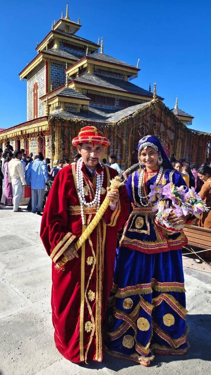 जीवन में पहली बार मां सुरकंडा के चरणों में नमन करने का अवसर मिला
पहली बार परिवार के साथ मां सुरकंडा के दरबार में… आस्था, संस्कार और देवभूमि की संस्कृति से जुड़ा एक यादगार सफर
आज अष्टमी के पावन अवसर पर परिवार के साथ टिहरी गढ़वाल के कद्दूखाल स्थित मां सुरकंडा देवी के दिव्य एवं भव्य दर्शन करने का सौभाग्य प्राप्त हुआ। मां के चरणों में शीश नवाया, अपने परिवार की सुख-समृद्धि, शुभचिंतकों की खुशहाली, जीवन में उन्नति और विकास की कामना की। मां से प्रार्थना की कि जीवन में सत्य और न्याय के मार्ग पर चलने की शक्ति मिले, ईर्ष्या-द्वेष रखने वालों की
नकारात्मकता दूर हो और सभी को सद्बुद्धि प्राप्त हो।
बांज-बुरांश के वृक्षों से सजे पहाड़, प्रकृति की अनुपम सुंदरता और पर्वत की गोद में विराजमान मां सुरकंडा का पावन धाम…
यहां पहुंचकर मन को जो शांति और आत्मा को जो सुकून मिला, उसे शब्दों में बयां करना आसान नहीं है। चारों ओर पहाड़ों की खूबसूरती, ठंडी हवाएं, मां के जयकारे और श्रद्धालुओं की अटूट आस्था ने इस यात्रा को जीवन की खूबसूरत यादों में शामिल कर दिया।
मां सुरकंडा देवी का पौराणिक इतिहास और धार्मिक मान्यता
उत्तराखंड के टिहरी गढ़वाल जिले में समुद्र तल से लगभग 2,750 मीटर की ऊंचाई पर स्थित मां सुरकंडा देवी का मंदिर श्रद्धालुओं की अटूट आस्था का प्रमुख केंद्र है। यह मंदिर देवी के 51 शक्तिपीठों में गिना जाता है।
पौराणिक मान्यता के अनुसार, जब माता सती ने अपने पिता दक्ष प्रजापति के यज्ञ में अपने प्राण त्याग दिए, तब भगवान शिव उनके पार्थिव शरीर को लेकर शोक में विचरण करने लगे। सृष्टि का संतुलन बनाए रखने के लिए भगवान विष्णु ने अपने सुदर्शन चक्र से माता सती के शरीर को खंडित किया। मान्यता है कि जहां-जहां माता सती के अंग गिरे, वहां शक्तिपीठ स्थापित हुए।
सुरकंडा देवी मंदिर को भी इसी पौराणिक परंपरा से जोड़कर देखा जाता है। यहां मां जगदंबा की पूजा सुरकंडा देवी के रूप में की जाती है। श्रद्धालुओं का विश्वास है कि सच्चे मन से मां के दरबार में मांगी गई मनोकामनाओं को मां सुनती हैं और भक्तों को सुख, शांति तथा शक्ति प्रदान करती हैं।
कद्दूखाल से मंदिर तक पहुंचने के लिए लगभग दो किलोमीटर की चढ़ाई तय करनी पड़ती है। रोपवे की सुविधा भी उपलब्ध है, जिससे श्रद्धालु अपनी सुविधानुसार यात्रा कर सकते हैं।
आज अष्टमी पर मां के दरबार में उमड़ा श्रद्धा का सैलाब
आज अष्टमी के अवसर पर देश-विदेश से हजारों श्रद्धालु मां के चरणों में शीश नवाने और अपनी मनोकामनाओं के साथ दरबार में पहुंचे थे। हर चेहरे पर आस्था, हर जुबान पर मां का नाम और हर हृदय में अपनी आराध्य देवी के प्रति अटूट विश्वास दिखाई दे रहा था।
लेकिन आज की इस यात्रा ने मुझे केवल मां के दर्शन ही नहीं कराए, बल्कि जीवन का एक महत्वपूर्ण संदेश भी दिया।
बच्चों ने की ट्रॉली में जाने की जिद, लेकिन मैंने पैदल चढ़ाई का महत्व समझाया
हम सुबह साढ़े आठ बजे देहरादून से परिवार के साथ मां के दर्शन के लिए निकले और दोपहर करीब एक बजे कद्दूखाल पहुंचे। इसके बाद बच्चों के साथ पैदल चढ़ाई शुरू की। मां के दरबार तक पहुंचने में लगभग डेढ़ घंटे का समय लगा।
रास्ते में रोपवे की सुविधा थी। बच्चे भी ट्रॉली देखकर उत्साहित हो गए। उन्होंने जिद की, "पापा, हमें भी ट्रॉली में जाना है!"
लेकिन मैंने उन्हें समझाया कि बेटा, हम यहां पिकनिक मनाने नहीं, मां के दर्शन करने आए हैं।
यह यात्रा केवल मंदिर तक पहुंचने की नहीं, बल्कि आस्था, धैर्य और समर्पण को महसूस करने की यात्रा है। इसलिए हमने पैदल चढ़ाई करने का निर्णय लिया।
बच्चों के साथ कदम-दर-कदम आगे बढ़ते हुए मां के दरबार तक पहुंचना अपने आप में एक यादगार अनुभव रहा।
मेरे बेटे की तबीयत भी ठीक नहीं थी, इसके बावजूद उसने हिम्मत नहीं हारी और मां के दर्शन किए। एक पिता के लिए इससे बड़ी खुशी क्या होगी कि बच्चे भी आस्था और संस्कारों के इस सफर का हिस्सा बनें।
आज लगा कि बच्चों को केवल अच्छी शिक्षा और सुविधाएं देना ही पर्याप्त नहीं है, बल्कि उन्हें अपनी संस्कृति, परंपराओं और आस्था से जोड़ना भी उतना ही जरूरी है।
मां के दरबार में न कोई बड़ा, न कोई छोटा… सब मां के भक्त!
मंदिर पहुंचने पर दर्शन के लिए लंबी कतार लगी थी। कुछ लोग सिफारिश के सहारे जल्दी दर्शन करने का प्रयास कर रहे थे, लेकिन हमने ऐसा कोई प्रयास नहीं किया। हम लगभग एक घंटे तक लाइन में खड़े रहे और अपनी बारी आने पर मां के दर्शन किए।
आखिरकार, मां के दरबार में पहुंचने की खुशी ही अलग थी।
क्योंकि मां के दरबार में हम कोई कवि नहीं हैं, कोई पत्रकार नहीं हैं और न ही कोई वीआईपी हैं। हम केवल मां के साधारण भक्त हैं।
पत्रकारिता हमारा पेशा हो सकता है, कविता हमारी पहचान हो सकती है और समाज में हमारी अपनी भूमिका हो सकती है, लेकिन ईश्वर के दरबार में सबसे बड़ी पहचान हमारी श्रद्धा और भक्ति है।
मेरा मानना है कि किसी भी मंदिर, तीर्थ या देवस्थल पर वीआईपी बनकर नहीं, बल्कि एक साधारण भक्त बनकर जाना चाहिए।
जब सैकड़ों लोग अपनी बारी का इंतजार कर रहे हों, तब केवल अपनी पहचान या पहुंच के बल पर आगे निकलने की कोशिश करना उचित नहीं लगता। जिस मां के सामने राजा और रंक सभी शीश झुकाते हैं, वहां बराबरी और धैर्य के साथ दर्शन करने का आनंद ही कुछ और है।
मां के दरबार में पहुंचने की खुशी से कहीं अधिक सुख इस बात में है कि हम मां के सामने किस भाव से पहुंचे।
हमने भी एक सामान्य श्रद्धालु की तरह लाइन में लगकर अपनी बारी का इंतजार किया। न किसी से सिफारिश करवाई और न ही अपनी पहचान का सहारा लिया।
क्योंकि मेरी नजर में सच्ची भक्ति वही है, जिसमें अहंकार नहीं, बल्कि समर्पण हो।
पारंपरिक वेशभूषा में परिवार के साथ संजोईं यादगार तस्वीरें
मां के दिव्य दर्शन के बाद परिवार के साथ वहां की खूबसूरत पारंपरिक वेशभूषा में यादगार तस्वीरें भी खिंचवाईं।
पहाड़ की संस्कृति, पारंपरिक पहनावे और प्रकृति की अनुपम सुंदरता के बीच बिताए ये पल हमेशा दिल के करीब रहेंगे।
उत्तराखंड की पारंपरिक वेशभूषा केवल कपड़े नहीं, बल्कि हमारी लोकसंस्कृति, परंपरा और गौरव की पहचान है। परिवार के साथ इन खूबसूरत पलों को तस्वीरों में कैद करना अपने आप में एक अलग अनुभव रहा।
मां के दरबार से आशीर्वाद के साथ देवभूमि की संस्कृति की कुछ अनमोल यादें भी अपने साथ लेकर लौटे।
कुछ तस्वीरें केवल चेहरे को खूबसूरत नहीं बनातीं, बल्कि अपने भीतर एक पूरी कहानी समेटे होती हैं। आज की ये तस्वीरें भी हमारे परिवार की आस्था, प्रेम, संस्कार और पहाड़ से जुड़ाव की कहानी कहती रहेंगी।
कुछ यात्राएं केवल मंजिल तक पहुंचने के लिए नहीं होतीं, बल्कि ऐसी यादें देने के लिए होती हैं, जो जीवनभर चेहरे पर मुस्कान लाती रहें।
सुबह देहरादून से निकले, रात को लौटे… लेकिन यादें हमेशा साथ रहेंगी!
सुबह साढ़े आठ बजे देहरादून से शुरू हुआ हमारा सफर रात करीब साढ़े आठ बजे वापस देहरादून पहुंचने के साथ पूरा हुआ।
बीच में पहाड़ों की सुंदरता, बच्चों के साथ चढ़ाई, दर्शन की प्रतीक्षा, मां के दिव्य दर्शन, पारंपरिक वेशभूषा में तस्वीरें और परिवार के साथ बिताए अनमोल पल… सब कुछ जीवन की खूबसूरत यादों में शामिल हो गया।
थकान जरूर हुई, लेकिन मन में संतोष और चेहरे पर खुशी थी। मां के दर्शन की लालसा पूरी हुई और परिवार के साथ एक ऐसा दिन बिताने का अवसर मिला, जिसे लंबे समय तक याद रखेंगे।
आज महसूस हुआ कि तीर्थयात्रा केवल अपनी मनोकामना मांगने का नाम नहीं है। यह अपने बच्चों को संस्कार देने, धैर्य का महत्व समझने, प्रकृति के करीब जाने और स्वयं को भीतर से शांत करने का भी माध्यम है।
हम अक्सर जीवन की भागदौड़ में इतने व्यस्त हो जाते हैं कि परिवार के साथ सुकून के कुछ पल बिताना भी मुश्किल हो जाता है। ऐसे में मां के दरबार की यह यात्रा हमें परिवार, आस्था और जीवन की वास्तविक खुशियों का महत्व समझा गई।
मां से यही प्रार्थना है…
हे मां सुरकंडा! अपने भक्तों पर अपनी कृपा बनाए रखना। मेरे परिवार को सुख, शांति, स्वास्थ्य और समृद्धि प्रदान करना। मेरे शुभचिंतकों को जीवन में उन्नति, सफलता और खुशियां देना।
जो लोग हमारे लिए अच्छा सोचते हैं, उनका सदैव कल्याण करना। जो ईर्ष्या-द्वेष रखते हैं, उनके मन से भी नकारात्मकता दूर करके उन्हें सद्बुद्धि प्रदान करना।
हमारे कर्मों को सही दिशा देना, हमारे कदमों को शक्ति देना और हमें हमेशा सत्य एवं न्याय के मार्ग पर चलने की प्रेरणा देना।
जीवन में कितनी भी सफलता मिले, कितना भी सम्मान मिले, लेकिन अपने संस्कार, अपनी संस्कृति और अपनी आस्था को कभी न भूलें।
क्योंकि पहचान चाहे कितनी भी बड़ी हो जाए, ईश्वर के सामने इंसान की सबसे बड़ी पहचान उसका समर्पण और उसका कर्म ही होता है।
आज पहली बार मां सुरकंडा के दरबार में परिवार सहित शीश नवाया। मन में अपार श्रद्धा है और हृदय में एक ही भाव है—
"मां, बस अपना आशीर्वाद बनाए रखना। हमारे सिर पर आपका हाथ रहे, परिवार में खुशहाली रहे और जीवन का हर कदम आपके आशीर्वाद से आगे बढ़े।"
दीपक कैंतुरा की कलम से
