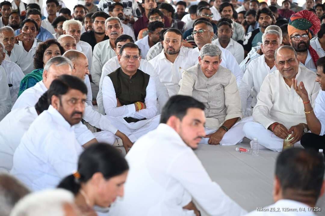 84 पाल के लोगों ने एकजुट होकर शादी विवाह में फिजूल खर्ची पर रोक लगाने के लिए लिया संकल्प
गुर्जर महासभा हरियाणा और 84 पाल के लोगों ने तिगांव में किया आयोजन
फरीदाबाद। आज तिगांव की अनाज मंडी समाज में एक बड़े परिवर्तन का गवाह बनी। जब यहां गुर्जर सभा हरियाणा एवं 84 पाल के संयोजन में शादी विवाह में फिजूल खर्ची पर रोक लगाने के लिए महापंचायत का आयोजन किया गया जिसमें दिल्ली, हरियाणा, पलवल, गुरुग्राम, नोएडा, ग्रेटर नोएडा आदि जगहों से सरदारी पहुंची। महापंचायत की अध्यक्षता हरे राम चंदीला ने की।
इस अवसर पर हरियाणा के मंत्री राजेश नागर ने कहा की शादी विवाह में फिजूल खर्ची पर रोक लगाना आज समय की मांग है। हमें अपने बच्चे बच्चियों को उच्च शिक्षा दिलाने पर खर्च करना चाहिए ना कि शादी विवाह जैसे आयोजनों पर। उन्होंने कहा कि शादी विवाह के आयोजनों में सादगी रखनी चाहिए। इसकी शुरुआत खुद से करनी होगी। उन्होंने कहा कि मैंने अभी अपनी बेटी की चिट्ठी भेजी है। बहुत कम लोग गए थे। आज समाज के बीच कह रह हूं कि मैं अपने पायलट भतीजे की शादी एक रुपए में लूंगा। जब भी कोई मेल का परिवार मिलेगा तो हम एक रुपए की शादी करेंगे। मंत्री राजेश नागर की फल का सभी ने भरपूर स्वागत किया। मंत्री राजेश नागर ने कहा कि आज सबसे महंगा धन शिक्षा है जिसे देकर हमें अपनी बेटियों को विदा करना चाहिए। उन्होंने सभी से अपील भी की कि बेटी के जन्म पर भी हम बेटों के जन्म की तरह गुड बांटकर खुशी मनाएं। इससे बेटी के बोझ होने वाली गलत परंपरा को खत्म किया जा सकता है।
इस अवसर पर विधायक मूलचंद शर्मा, पूर्व विधायक शारदा राठौर, कांग्रेस नेता बलजीत कौशिक, यशपाल नागर, रोहित नागर, जेपी नागर, जगत नागर, पूर्व विधायक नगेंद्र भड़ाना, विजय प्रताप, महेंद्र भड़ाना, गुर्जर सभा हरियाणा के अध्यक्ष मनोज भड़ाना, 52 पाल से ज्ञान सिंह चौहान, पूर्व पार्षद जगन डागर, शिक्षाविद् सीबी रावल, पूर्व पार्षद दीपक चौधरी, परमानंद बसोया, हरबीर नंगली, सत्ते पहलवान, मास्टर हरिराम, दुलीचंद सरपंच, जगदीश सरपंच, गजराज सरपंच, अमन नागर, वेद अधाना सरपंच, रणवीर चंदीला, प्रेम अधाना, कविंद्र फागना, धर्म सिंह सरपंच, संदीप टोंगर, राजेंद्र चपराना, वीरपाल सरपंच, भरत नागर, गजराज भड़ाना, अंतराम तंवर, मेहरचंद, नत्थू सरपंच, महेंद्र भड़ाना, सुखी सरपंच, डॉ यशवीर चौहान, महाशय ईश्वर सिंह, कैप्टन टेक सिंह, नेत्रपाल अधाना, सतपाल नरवत, चौधरी बुध सिंह सरपंच, रविंद्र फौजदार, सुरेश वर्मा, विक्रम सरपंच, कन्हैयालाल भड़ाना, बलराज भड़ाना, तेजपाल लोहिया, शीशपाल टोंगर आदि प्रमुख व्यक्ति मौजूद रहे।
महापंचायत में लिए प्रमुख निर्णय:
आज की महापंचायत में कुछ विषयों पर सहमति जताई बनी जिनमें भात में अधिकतम 21 व्यक्ति ले जाने, सगाई और लग्न में अधिकतम 31 व्यक्ति ले जाने सहित गोद भराई की रस्म को बंद करने पर सहमति जताई। इसी प्रकार शादी विवाह का कार्ड 100 रूपए से अधिक कीमत का ना रखने, व्हाट्सएप और डिजिटल कार्ड को मान्यता देने, बारात में अधिकतम 200 व्यक्ति रखने सहित शादी व अन्य सभी कार्यक्रम में शराब पर पूर्ण पाबंदी और आतिशबाजी पर पाबंदी पर सहमति बनी। इसके साथ बेटी को टेंट से विदा करते समय मिठाई का डब्बा देने पर रोक लगाने, लगन सगाई शादी के भोज अपनी यथाशक्ति करने, मढ़ा झांकने पर अधिकतम 11 व्यक्ति करने, प्रीति भोज पर पाबंदी लगाने पर सहमति बनी।
इस महापंचायत में दशियारी अधिकतम 1100 रुपए करने, सगाई में एक चांदी का सिक्का, एक मिठाई का डब्बा, पांच कपड़े और 1100 रुपए अधिकतम दिए जाने, आभूषण केवल लड़का लड़की को देने, चिट्ठी के 101 रुपए, लग्न के 151 रुपए, कन्यादान के 11000 रुपए, भात के 11000 रुपए और समधी की मिलनी अधिकतम 101 रुपए करने पर सहमति बनी।
सभी ने सर्वसम्मति से विवाह शादी में गाड़ियों के लेनदेन पर रोक लगाने, दामाद की डोली अधिकतम दो करने पर भी सहमति जताई। सबसे महत्वपूर्ण पक्ष ट्रांसपोर्ट वाले डीजे का प्रयोग पूरी तरीके से बंद करने पर भी सभी की सहमति बनी। कार्यक्रम के मंच से कहा गया कि ट्रांसपोर्ट डीजे चलाने वाले हमारे भाई फ्लोर डीजे में अपने आप को तब्दील कर लें जिससे कि आपकी रोजी-रोटी पर दिक्कत ना आए।
इस महापंचायत में सर्वसम्मति से एक 31 सदस्यीय कमेटी का गठन भी किया गया जो आज महापंचायत में दिए गए निर्णय को लागू करवाने, शिकायतों को सुनने और समय-समय पर संशोधन करने का काम भी करेगी।