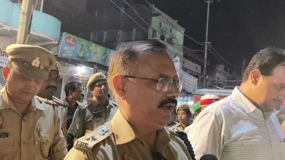 👆आज जिलाधिकारी एवं पुलिस अधीक्षक के द्वारा सैदपुर तहसील नंदगंज थाना में रूट मार्च किया गया। रूट मार्च सादियाबाद मोड़ से निकलकर नंदगंज बाजार होते हुए रेलवे स्टेशन नंदगंज तक किया गया।