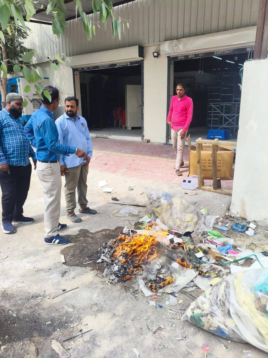 देवास में खुले में कचरा जलाने पर निगम सख्त, जेपटो पर 5 हजार का जुर्माना
देवास। शहर में खुले स्थानों पर कचरा जलाने के मामले में नगर निगम ने कार्रवाई करते हुए सिविल लाइन स्थित जेपटो प्रतिष्ठान पर 5 हजार रुपये का जुर्माना लगाया। निगम की टीम को निरीक्षण के दौरान प्रतिष्ठान परिसर में खुले में कचरा जलता मिला, जिसके बाद मौके पर ही चालानी कार्रवाई की गई।
स्वच्छता निरीक्षक विजय सांगते ने टीम के साथ यह कार्रवाई की। निगम की ओर से शहर के विभिन्न वार्डों और प्रमुख मार्गों पर कचरा फेंकने तथा खुले में जलाने की गतिविधियों पर नजर रखी जा रही है।
इधर, माता टेकरी सहित शहर के विभिन्न स्थानों पर लगने वाले भंडारों के आसपास सफाई व्यवस्था भी निगम के लिए चुनौती बनी हुई है। निगम की टीमें दिन और रात में भंडारों के आसपास पहुंचकर प्रसाद वितरण के बाद बची अनुपयोगी सामग्री हटाने में जुटी हैं। सार्वजनिक स्थानों पर श्रद्धालुओं के लिए पेयजल की व्यवस्था भी की जा रही है।
खुले में कचरा जलाने पर जुर्माने की यह कार्रवाई शहर की स्वच्छता व्यवस्था के लिहाज से अहम है। हालांकि, स्वच्छता बनाए रखने के लिए जरूरी है कि कार्रवाई के साथ-साथ नियमित निगरानी भी जारी रहे।