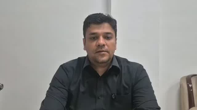 #अलीगढ़#जिला अधिकारी अविनाश कुमार
#भारत निर्वाचन आयोग के निर्देशानुसार उत्तर प्रदेश में मतदाता सूची में छूटे पात्र नागरिकों और युवा #मतदाताओं के नाम जोड़ने के लिए विशेष अभियान चलाया जा रहा है। इसके तहत आगामी 17 और 24 अक्टूबर को प्रत्येक बूथ पर विशेष कैंप आयोजित किए जाएंगे।
इन कैंपों में #नागरिक अपनी और अपने परिवार के सभी पात्र सदस्यों के नाम मतदाता सूची में दर्ज होने की पुष्टि कर सकेंगे। यदि किसी पात्र व्यक्ति का नाम सूची में शामिल नहीं है, तो वह फॉर्म-6 भरकर नाम जुड़वाने के लिए आवेदन कर सकता है।
प्रशासन की ओर से नागरिकों से अपील की गई है कि वे विशेष कैंप में पहुंचकर मतदाता सूची में अपना नाम अवश्य जांच लें, ताकि कोई भी पात्र नागरिक मतदान के अधिकार से वंचित न रहे।