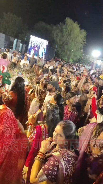 डांडिया नाईट में उमड़ा जनसैलाब, थिरके युवाओं के कदम🎼🎵🎶, हुई आतिशबाजी🧨✨🎉🎊