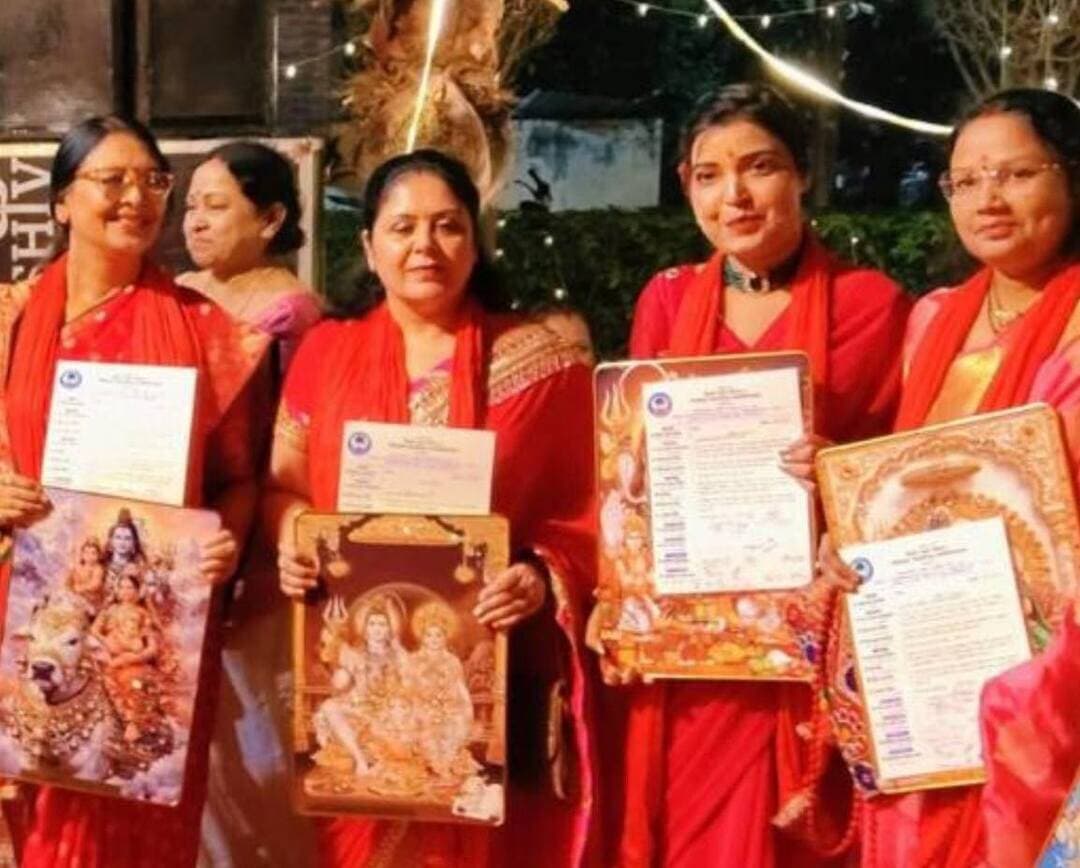 👉#भोर फाउंडेशन की अध्यक्ष स्वाति सिंह बनीं सिटी पार्क आरडब्ल्यूए महिला विंग की अध्यक्ष
--#नवरात्रि पर आयोजित मां दुर्गा की चौकी एवं कीर्तन में हुआ महिला विंग का गठन
--#वित्त मंत्री सुरेश कुमार खन्ना समेत कई गणमान्य लोग रहे मौजूद
शाहजहांपुर। नवरात्रि के पावन पर्व पर सिटी पार्क में आरडब्ल्यूए फेज-वन की ओर से मां दुर्गा की भव्य चौकी एवं कीर्तन का आयोजन किया गया। इस दौरान सिटी पार्क आरडब्ल्यूए की कोर कमेटी ने महिला सशक्तीकरण की दिशा में पहल करते हुए महिला विंग का गठन किया। भोर फाउंडेशन की अध्यक्ष स्वाति सिंह को सिटी पार्क आरडब्ल्यूए महिला विंग का अध्यक्ष बनाया गया।नवगठित कार्यकारिणी में डॉ. संगीता मोहन को संरक्षक, डॉ. मोनिका गुप्ता और दीपिका भसीन को उपाध्यक्ष, अमिता पांडे को सांस्कृतिक सचिव, रुचि को सह सांस्कृतिक सचिव, अनामिका अवस्थी को सचिव, प्रियंका को संयुक्त सचिव, रोली खन्ना को सामाजिक सचिव, नीरज सागर को सह सामाजिक सचिव, अनुपम दीक्षित को कोषाध्यक्ष और वृंदा को सह कोषाध्यक्ष की जिम्मेदारी सौंपी गई कार्यक्रम में मुख्य अतिथि उत्तर प्रदेश सरकार के वित्त मंत्री सुरेश कुमार खन्ना, एमएलसी डॉ. सुधीर गुप्ता, विधायक अरविंद कुमार सिंह, महानगर अध्यक्ष शिल्पी गुप्ता और जेल अधीक्षक जेपी तिवारी समेत शहर के कई गणमान्य लोग शामिल हुए।श्री दिनेश गोगिया की रामनगर कीर्तन मंडली ने भक्ति गीतों की प्रस्तुति दी, जिससे पूरा पंडाल मां दुर्गा के जयकारों से गूंज उठा। आयोजन में फेज-वन और फेज-टू के निवासियों ने बढ़-चढ़कर हिस्सा लिया। आरडब्ल्यूए अध्यक्ष मनील वाजपेयी समेत समिति के सदस्यों और स्थानीय निवासियों ने कार्यक्रम को सफल बनाने में योगदान दिया। आयोजन के माध्यम से एकता, प्रेम, भाईचारे और महिला सशक्तीकरण का संदेश दिया गया।
स्वाति सिंह #citypark Suresh Kumar Khanna