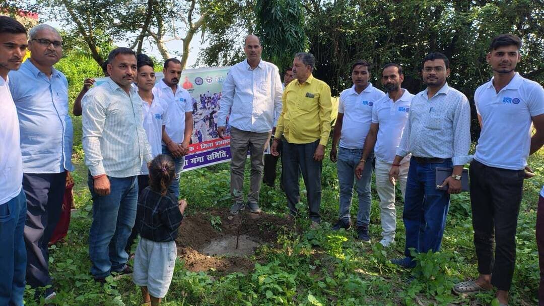 विशेष अभियान अन्तर्गत किया गया स्वच्छता एवं श्रमदान
जिला गंगा समिति शाहजहाँपुर ने चलाया विशेष अभियान
शाहजहांपुर। जिला गंगा समिति शाहजहांपुर के बैनर तले विकास खण्ड पुवायां स्थित गोमती तट पर मस्तान घाट एवं मन्दिर प्रांगण में नमामि गंगे अन्तर्गत विशेष अभियान का आयोजन किया गया। कार्यक्रम की शुरुआत लोकभारती महानगर संयोजक आलोक मिश्रा, ग्राम प्रधान संजय त्रिपाठी, अधीर त्रिपाठी सहित अनेकानेक पर्यावरण प्रेमियों, गोमती व भैंसी सेवकों और सामाजिक संगठनों के कार्यकर्ताओं ने मिलकर स्वच्छता एवं श्रमदान किया और घाट परिसर को स्वच्छ बनाया घाट पर फैले कचरे, प्लास्टिक और गंदगी को हटाने के साथ हुई। इसके बाद नदी तट को हरा-भरा बनाने के उद्देश्य से घाट के किनारे छायादार व फलदार वृक्ष रोपित किया और उनके संरक्षण का संकल्प लिया। जिला परियोजना अधिकारी डा0 विनय कुमार सक्सेना ने गंगा एवं उसकी सहायक नदियों को निर्मल-अविरल बनाने की स्वच्छता शपथ दिलाई गई। सभी ने हाथ उठाकर संकल्प लिया कि वे गंगा नदी को निर्मल और अविरल बनाए रखने के लिए निरंतर कार्य करेंगे, घाटों पर गंदगी नहीं फैलाएंगे और दूसरों को भी इसके लिए जागरूक करेंगे। इस अवसर पर ग्राम प्रधान संजय त्रिपाठी ने कहा कि गंगा सिर्फ एक नदी नहीं, बल्कि हमारी संस्कृति और जीवन रेखा है। उन्होंने कहा कि नमामि गंगे परियोजना को सफल बनाने के लिए जन-सहभागिता सबसे जरूरी है। जब तक आम नागरिक खुद आगे आकर नदियों की सफाई और संरक्षण का बीड़ा नहीं उठाएगा, तब तक यह अभियान अधूरा रहेगा। कार्यक्रम में जिला गंगा समिति के पदाधिकारियों सहित कई पर्यावरण प्रेमी, छात्र और स्थानीय नागरिक मौजूद रहे। अंत में सभी ने मस्तान घाट को स्वच्छ और सुंदर बनाए रखने का आह्वान किया। कार्यक्रम अन्तर्गत विशेष सहयोग लोक भारती, युवक मंगल दल फत्तेपुर बुजुर्ग एवं स्थानीय निवासियों का रहा।