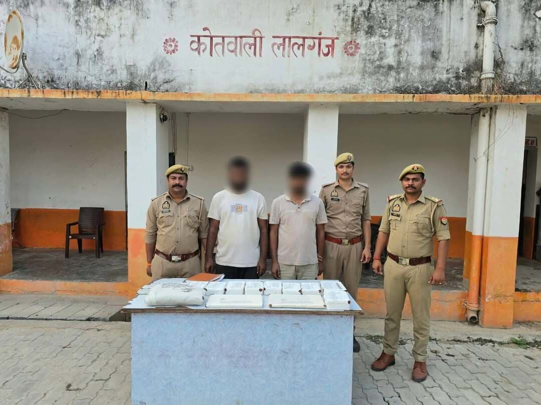 उत्तर प्रदेश के रायबरेली में विदेश भेजने के नाम पर लोगों से ठगी करने वाले गिरोह के खिलाफ लालगंज पुलिस को बड़ी कामयाबी मिली है। पुलिस ने फर्जी वीजा और हवाई टिकट बनाकर लोगों को ठगने वाले दो आरोपियों को गिरफ्तार किया है। आरोप है कि गिरोह ने विदेश में नौकरी दिलाने का झांसा देकर करीब 100 लोगों से ठगी की। पुलिस ने आरोपियों के कब्जे से लैपटॉप, मोबाइल फोन, पासपोर्ट, एटीएम कार्ड और एक कार समेत कई सामान बरामद किए हैं। मामला रायबरेली के लालगंज थाना क्षेत्र का है। पुलिस के मुताबिक, पीड़ित सूर्यपाल यादव ने शिकायत की थी कि न्यू बैसवारा टूर एंड ट्रैवल्स के संचालक और उसके सहयोगियों ने अजरबैजान, रूस समेत अन्य देशों में नौकरी दिलाने के नाम पर उनसे 40 हजार रुपये ऑनलाइन और 50 हजार रुपये नकद लिए हैं। इसके बाद उन्हें फर्जी वीजा और हवाई टिकट देकर ठगी की गई। पीड़ित के मुताबिक, गिरोह ने करीब 100 अन्य लोगों से भी विदेश भेजने के नाम पर धनराशि हड़पी है। शिकायत के आधार पर लालगंज थाने में मुकदमा दर्ज कर जांच शुरू की गई थी। पुलिस ने मुखबिर की सूचना पर लालगंज-डलमऊ मार्ग स्थित न्यू बैसवारा टूर एंड ट्रैवल्स कार्यालय के पास से दो आरोपियों को गिरफ्तार कर लिया। गिरफ्तार आरोपियों की पहचान बिहार के सिवान जिले के निवासी किशन कुमार मिश्रा और कुशीनगर जिले के निवासी अमित कुमार तिवारी के रूप में हुई है। पुलिस ने आरोपियों के कब्जे से दो लैपटॉप, नौ मोबाइल फोन, दो पासपोर्ट, छह एटीएम कार्ड, आधार कार्ड, पैन कार्ड, ड्राइविंग लाइसेंस, मतदाता पहचान पत्र, 3,100 रुपये नकद और एक सुजुकी अर्टिगा कार बरामद की है।