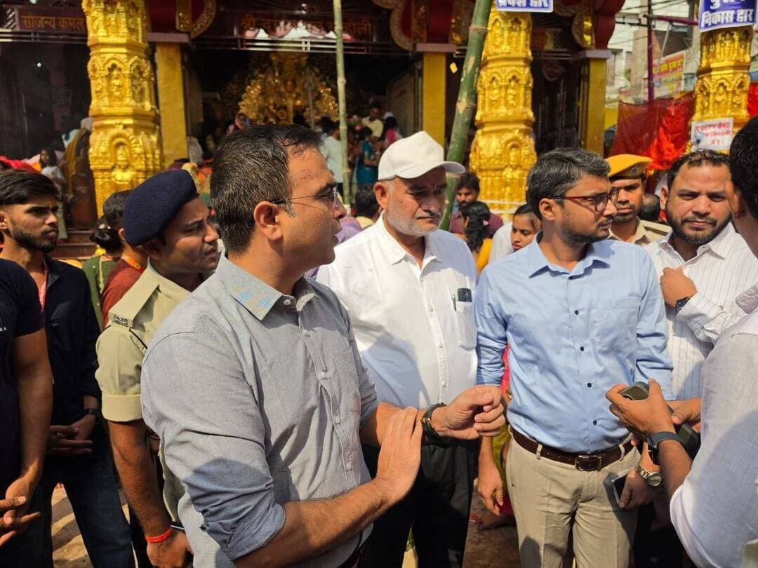 महाष्टमी पर जिलाधिकारी ने पूजा पंडालों एवं प्रमुख मंदिरों का किया निरीक्षण।
जिलाधिकारी, खगड़िया श्री विक्रम विरकर ने संहौली दुर्गा मंदिर एवं माँ कात्यायनी मंदिर सहित प्रमुख पूजा स्थलों पर सुरक्षा, विधि-व्यवस्था एवं श्रद्धालुओं की सुविधा का जायजा लिया तथा संबंधित पदाधिकारियों को आवश्यक निर्देश दिए।
श्रद्धालुओं से अपील—धैर्य एवं अनुशासन बनाए रखें, अफवाहों से बचें और शांतिपूर्ण एवं सौहार्दपूर्ण वातावरण में पर्व मनाएँ।
#Khagaria #DurgaPuja #Mahashtami #DistrictAdministration