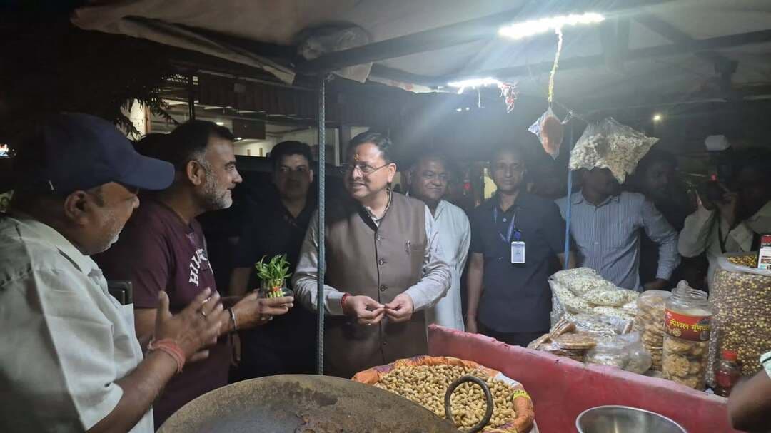 *मुख्यमंत्री ने खटीमा रेलवे फाटक के पास रुककर रवि के ठेले पर मूंगफली का लिया स्वाद।
मुख्यमंत्री ने सुनीं जनसमस्याएं, अधिकारियों को दिए त्वरित समाधान के निर्देश।*
* जिलाधिकारी कौस्तुभ मिश्रा,सहित अन्य अधिकारी एवं जनप्रतिनिधि उपस्थित रहे।
