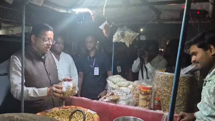 *मुख्यमंत्री ने खटीमा रेलवे फाटक के पास रुककर रवि के ठेले पर मूंगफली का लिया स्वाद।
मुख्यमंत्री ने सुनीं जनसमस्याएं, अधिकारियों को दिए त्वरित समाधान के निर्देश।*
मुख्यमंत्री पुष्कर सिंह धामी ने रविवार सायं खटीमा पहुंचकर रेलवे फाटक के पास रुककर रवि के ठेले पर मूंगफली खरीदी व मुंगफली खाकर स्वाद लिया।
इसके उपरांत माननीय मुख्यमंत्री ने अपने निजी आवास नगला तराई में जनता व जनप्रतिनिधियों से मुलाकात कर उनकी समस्याएं सुनीं। उन्होंने अधिकारियों को प्राप्त शिकायतों/समस्याओं का प्राथमिकता के आधार पर त्वरित,पारदर्शी और गुणवत्तापूर्ण निस्तारण करने के निर्देश दिए।
मुख्यमंत्री ने कहा कि आमजन की समस्याओं का समयबद्ध निस्तारण सरकार की सर्वोच्च प्राथमिकता है,ताकि लोगों को अनावश्यक कार्यालयों के चक्कर न काटने पड़ें। उन्होंने कहा कि सरकार सरलीकरण, समाधान और संतुष्टि के मूल मंत्र के साथ कार्य कर रही है,जहाँ प्रशासन की जवाबदेही और संतोषजनक समाधान सबसे महत्वपूर्ण हैं। मुख्यमंत्री ने जनप्रतिनिधियों से क्षेत्र की विकास आवश्यकताओं पर चर्चा करते हुए जनता की अपेक्षाओं के अनुरूप नागरिक सुविधाओं को सुदृढ़ करने की प्रतिबद्धता दोहराई।
इस दौरान अध्यक्ष जिला पंचायत अजय मौर्य,दर्जा मंत्री,रामपाल सिंह , मोहिनी पोखरिया,नगर पालिका अध्यक्ष रमेश चंद्र जोशी, जिलाध्यक्ष कमल जिन्दल,रनदीप पोखरिया, अमित पाण्डे,भवानी भंडारी,जिलाधिकारी नितिन सिंह भदौरिया,एएसपी अजय गणपति, वीसी जय किशन,अपर जिलाधिकारी कौस्तुभ मिश्रा,सहित अन्य अधिकारी एवं जनप्रतिनिधि उपस्थित रहे।