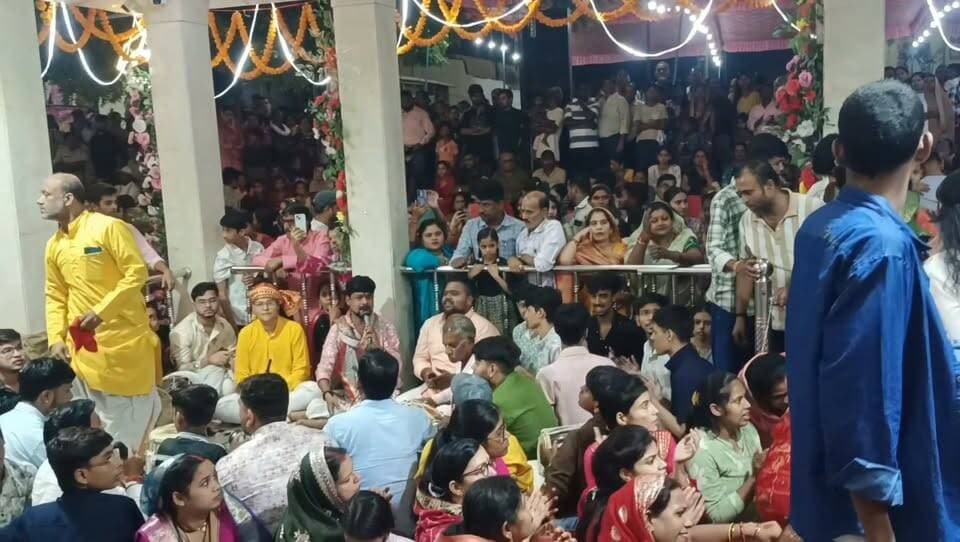 भाई मनु महराज और लड्डू की भगत पर आयी महिलाओं को देवी भाव