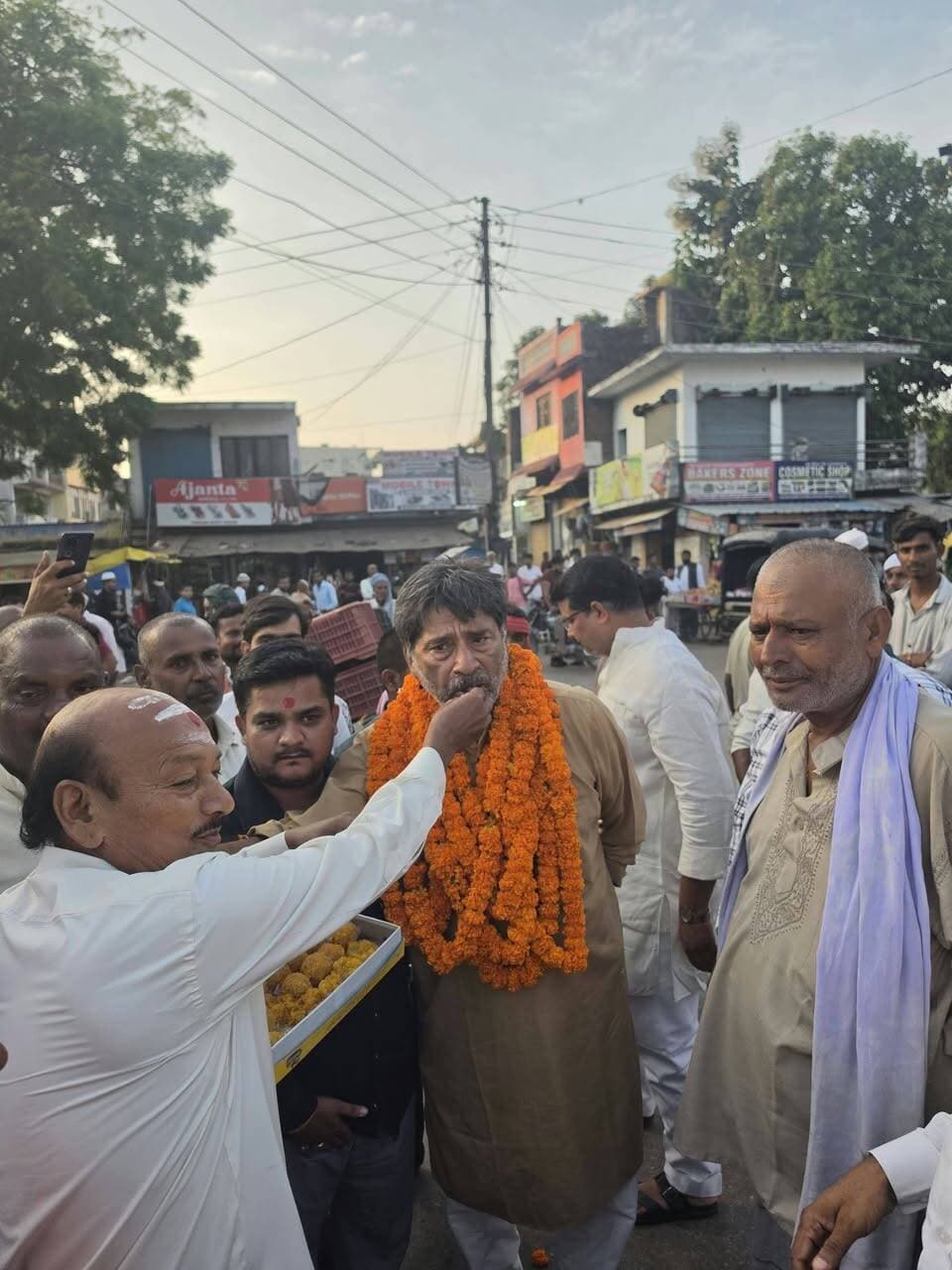 🚨 **महराजगंज ब्रेकिंग न्यूज़ | कोल्हुई में भाजपा किसान मोर्चा के नवागत जिलाध्यक्ष का भव्य स्वागत!** 🎉
📍 **कोल्हुई, महराजगंज।**
भाजपा किसान मोर्चा के नवनियुक्त जिलाध्यक्ष **हृदय कुमार उपाध्याय** के कोल्हुई प्रथम आगमन पर कार्यकर्ताओं ने गाजे-बाजे और ढोल-नगाड़ों के साथ जोरदार स्वागत किया। 💐
🇮🇳 भारत माता की जय और वंदे मातरम के नारों से गूंज उठा कोल्हुई! कार्यकर्ताओं ने फूल-मालाएं पहनाकर और मिठाई खिलाकर उन्हें नई जिम्मेदारी की बधाई दी।
नवनियुक्त जिलाध्यक्ष ने शीर्ष नेतृत्व का आभार जताते हुए किसानों की समस्याओं को प्रमुखता से उठाने और संगठन को बूथ स्तर तक मजबूत करने का संकल्प लिया।
📲 **अन्य खबरों के लिए जुड़े रहें — पब्लिक महराजगंज न्यूज़ के साथ**
Public maharajganj
#PublicMaharajganj #Maharajganj #BJP #BJPKisanMorcha #HridayUpadhyay #Kolhui #भाजपा #किसानमोर्चा #महराजगंज #स्वागतसमारोह #UPNews
