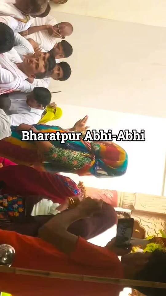 "शिक्षा वो शेरनी का दूध है, जो पियेगा वो दहाड़ेगा.."
भौंडा प्रकरण को लेकर इस शिक्षित महिला की बात सुने.. कितने संयम से महिला अपने गांव का पक्ष रख रही है..