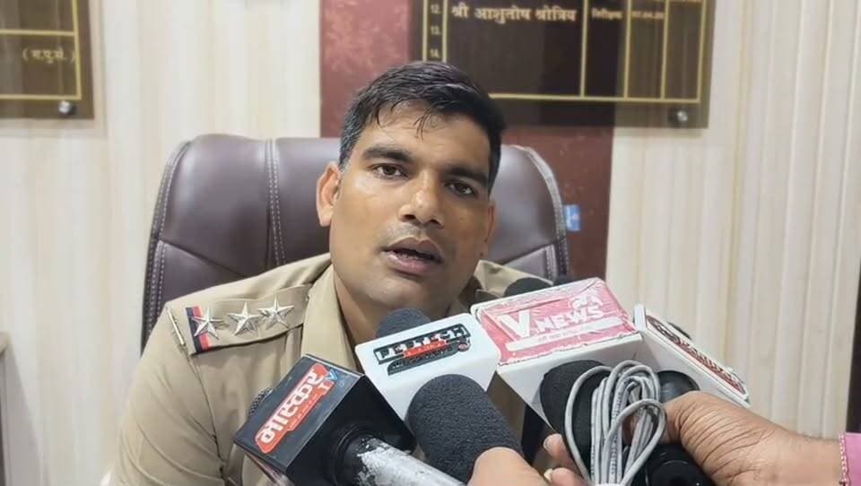सिविल लाइन पुलिस ने सटई रोड पर चेन स्नैचिंग करने वाले एक आरोपी को किया गिरफ्तार
छतरपुर की सिविल लाइन थाना क्षेत्र के सटई रोड पर महिला आरक्षक की चेन स्नैचिंग करने वाले आरोपी को पुलिस ने गिरफ्तार कर लिया है ,महिला आरक्षक स्कूटी से घर जा रही थी उसी समय बाईक सवार दो आरोपियों ने चेन स्नैचिंग की घटना को अंजाम दिया था। एसपी रजत सकलेचा द्वारा घटना को अंजाम देने वाले आरोपियों की गिरफ्तारी के लिए पुलिस टीम को निर्देश दिए गए थे।,पुलिस टीम द्वारा भौतिक एवं तकनीकी साक्ष्यों तथा सीसीटीवी फुटेज के आधार पर आरोपियों की तलाश की गई।,पुलिस टीम ने चेन स्नैचिंग की घटना में शामिल एक आरोपी आकाश उर्फ छोटू शिवहरे, निवासी पीतांबरा मंदिर के पास, सटई रोड, छतरपुर को गिरफ्तार किया है। आरोपी के कब्जे से नगद राशि बरामद की गई है। घटना में शामिल दूसरे आरोपी की तलाश जारी है।