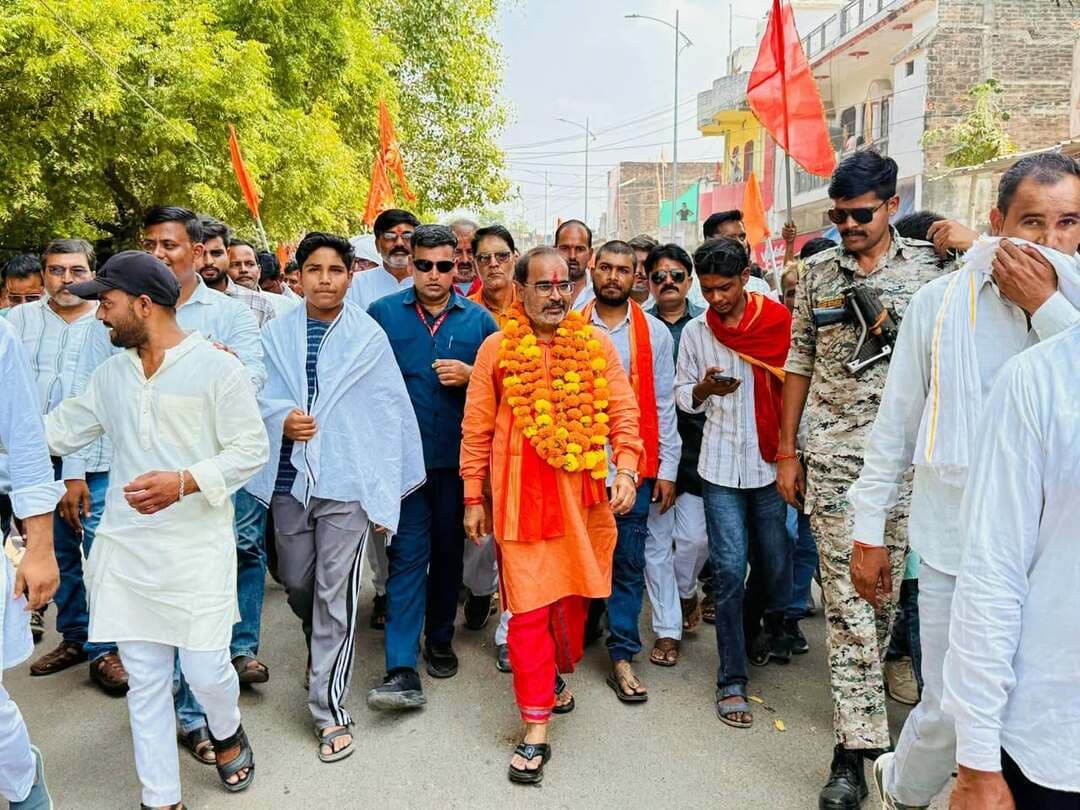 बुंदेलखंड की वैष्णो देवी माँ बम्बर बैनी के धाम पहुँची ऐतिहासिक चुनरी यात्रा
विधायक अरविंद पटेरिया की अगुवाई में उमड़ा आस्था का जनसैलाब
लवकुशनगर में महाअष्टमी पर गूंजे माता के जयकारे, नवनिर्मित सड़क मार्ग से सुगम हुई श्रद्धालुओं की चढ़ाई
लवकुशनगर। नगर में राजनगर विधायक अरविंद पटेरिया के नेतृत्व में नवरात्रि की महाअष्टमी के पावन अवसर पर एक ऐतिहासिक और भव्य विशाल चुनरी यात्रा का आयोजन किया गया। भक्ति, उत्साह और माता के जयकारों के गूंज के बीच निकाली गई यह चुनरी यात्रा नगर के विभिन्न मुख्य मार्गों से होती हुई पर्वत पर विराजमान माँ बम्बर बैनी के दरबार पहुँची, जहाँ श्रद्धालुओं ने माँ के चरणों में विशाल चुनरी अर्पित कर आशीर्वाद प्राप्त किया।
गाजे-बाजे और पुष्पवर्षा के साथ नगर भ्रमण, सिंचाई कॉलोनी से हुआ यात्रा का शुभारंभ
चुनरी यात्रा का विधिवत प्रारंभ दोपहर 1:00 बजे सिंचाई कॉलोनी स्थित दुर्गा माता मंदिर में माता रानी की विशेष पूजा-अर्चना और भव्य आरती के साथ हुआ। इसके पश्चात् विधायक अरविंद पटेरिया की अगुवाई में ढोल-नगाड़ों और गाजे-बाजे की थाप पर थिरकते श्रद्धालुओं का जुलूस आगे बढ़ा। भगवा ध्वजों और तोरण द्वारों से सजे लवकुशनगर के प्रमुख चौराहों पर स्थानीय नागरिकों ने पुष्पवर्षा कर यात्रा का भव्य स्वागत किया।
पहली बार नवनिर्मित सड़क मार्ग से शिखर पर पहुँचे भक्त, मिली सीढिय़ों की कठिन चढ़ाई से राहत
इस वर्ष की चुनरी यात्रा में श्रद्धालुओं को एक विशेष सौगात मिली। ऊंचे पर्वत पर विराजमान माँ बम्बर बैनी के मंदिर तक पहुँचने के लिए भक्तों को सीढिय़ों की कठिन चढ़ाई की जगह नवनिर्मित कच्ची सड़क मार्ग की सुविधा प्राप्त हुई। इस नए रास्ते के बनने से बुजुर्गों, महिलाओं और बच्चों सहित हजारों श्रद्धालुओं ने बिना किसी परेशानी के सुगमता से पहाड़ के शिखर तक पहुँचकर दर्शन किए।
क्षेत्र की सुख-समृद्धि की कामना के साथ पुलिस प्रशासन रहा तैनात
पर्वत शिखर पर पहुँचकर विधायक अरविंद पटेरिया एवं जनसमुदाय ने माँ बम्बर बैनी को चुनरी ओढ़ाई और क्षेत्र की खुशहाली, उत्तम स्वास्थ्य एवं प्रगति के लिए प्रार्थना की। आयोजन के दौरान सुरक्षा व्यवस्था को पुख्ता रखने हेतु पुलिस प्रशासन पूरी तरह मुस्तैद रहा, जिसमें प्रशासनिक अधिकारी एवं विभिन्न थानों के प्रभारी दल-बल के साथ उपस्थित रहे।