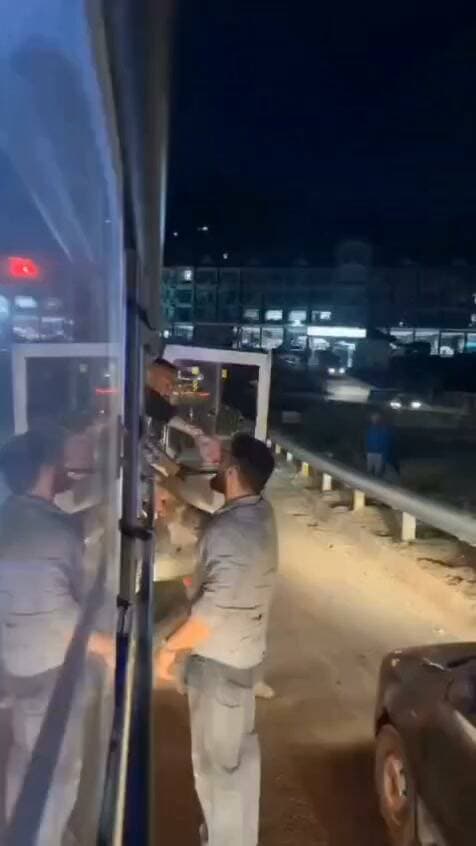 सोलन : NH 5 पर सब्जी मंडी के पास हुए हंगामे की एक और वीडियो आया सामने
- हरियाणा नम्बर गाड़ी की क्यों हुई तोड़ फोड़, इसकी वजह भी आई सामने, कैसे हरियाणा के युवक ने तोड़ा निजी बस का शीशा