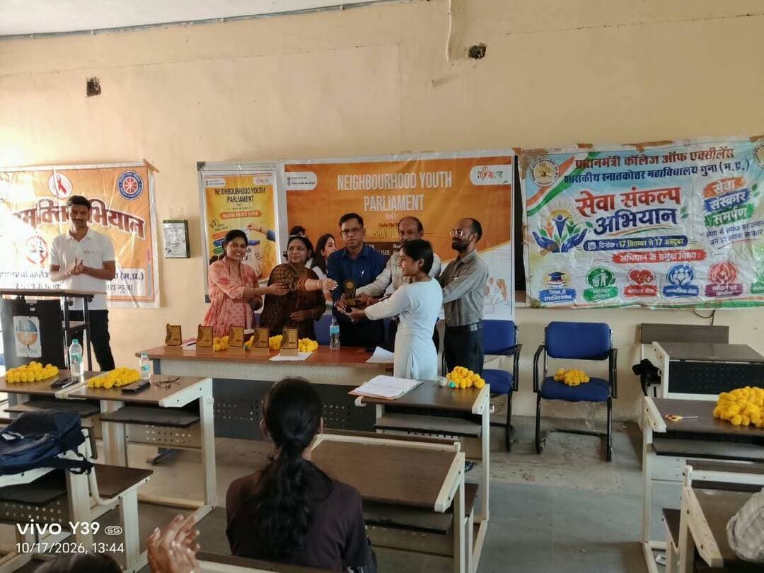 #गुना - महाविद्यालय एनसीसी इकाई डी कंपनी गुना ने "माय भारत केंद्र गुना" के सहयोग से महाविद्यालय में आयोजित हुई नियवर हुड पार्लियामेंट
महाविद्यालय एनसीसी इकाई डी कंपनी ने माय भारत केंद्र गुना द्वारा सेवा संकल्प अभियान के समापन के अवसर पर नियवर हुड पार्लियामेंट आयोजित की जिसमें "नशा मुक्त भारत" विषय पर भाषण प्रतियोगिता आयोजित कराई गई जिसके मुख्य अतिथि महाविद्यालय के प्रभारी प्राचार्य डॉ. प्रभात चौधरी रही। प्रतियोगिता निर्णायक के रूप में एनसीसी अधिकारी कैप्टन मनोज कुमार भिरोरिया,एनएसएस अधिकारी डॉ सोनू जैन, डॉ सोनिया गोयल एवं डॉ प्रवीण चौधरी रहे। कार्यक्रम का संचालन में माय भारत केंद्र गुना के श्री संजीव कुमार मेहरा ने किया एवं आभार राजपाल यादव ने मानाl कार्यक्रम के दौरान विजेता चार छात्रों को पुरस्कार, मोमेंटो एवं प्रमाण पत्र दिए गए, अंत में कार्यक्रम में नशा मुक्ति की शपथ दिलाई एवं सबको स्वल्पाहार कराया गया
कार्यक्रम में डॉ. शिवम दीक्षित, डॉ. पुरुषोत्तम गौतम एवं श्री मनोज सिंह सहित एनसीसी,एनएसएस के लगभग 100 छात्र में उपस्थित रहे!
#Guna CM Madhya Pradesh Dr Mohan Yadav Jansampark Madhya Pradesh Gwalior Commissioner
