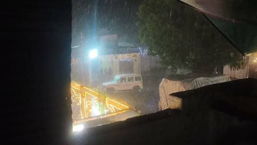 मंदसौर जिले की शामगढ़ तहसील के मेलखेड़ा में बारिश होने से मौसम में बदलाव देखने को मिला। अचानक हुई बारिश से क्षेत्र में ठंडक घुल गई और लोगों को गर्मी से राहत मिली। बारिश के चलते सड़कों पर पानी नजर आया। मौसम में आए इस बदलाव से ग्रामीण क्षेत्रों में भी हलचल देखने को मिली। हालांकि, बारिश से किसानों की फसलों पर क्या असर पड़ेगा, यह आने वाले समय में मौसम की स्थिति पर निर्भर करेगा।