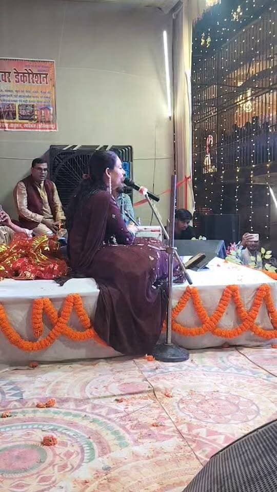 #रफीगंज बड़ी दुर्गा देवी मंदिर के प्रांगण में भव्य जागरण कार्यक्रम में #छठ_गीत की प्रस्तुति देते सुप्रसिद्ध गायिका डिंपल भूमि