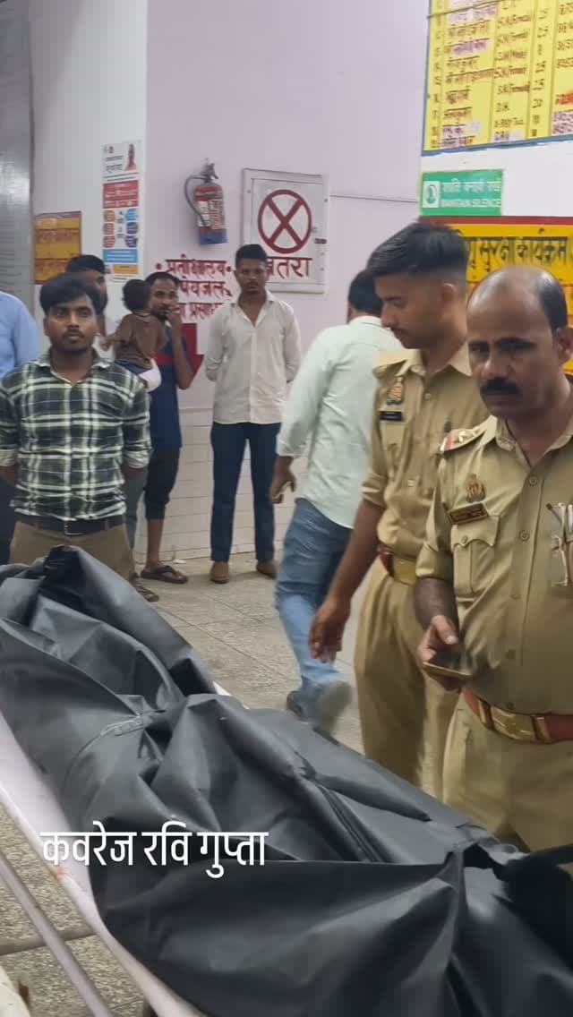 🚨 एक सप्ताह में तीन दर्दनाक हादसे, तीन लोगों की मौत से दहल उठा टिकैतनगर क्षेत्र!
🔴 अज्ञात वाहन की टक्कर से 55 वर्षीय दिलीप कुमार की मौत, परिवार में मचा कोहराम
📍 टिकैतनगर, बाराबंकी। क्षेत्र में लगातार हो रही दर्दनाक घटनाओं ने लोगों को झकझोर कर रख दिया है। बीते एक सप्ताह में तीन अलग-अलग घटनाओं में तीन लोगों की मौत से टिकैतनगर क्षेत्र में शोक का माहौल है। इन घटनाओं ने कई परिवारों की खुशियां छीन लीं और अपनों को खोने का दर्द दे दिया।
ताजा मामला थाना टिकैतनगर क्षेत्र के दरियाबाद रोड स्थित वारिन बाग चौकी के अंतर्गत ग्राम कयामपुर के सामने का है। यहां अज्ञात वाहन की टक्कर से सुपर स्प्लेंडर बाइक सवार 55 वर्षीय दिलीप कुमार की मौत हो गई।
प्राप्त जानकारी के अनुसार, ग्राम पौनी निवासी दिलीप कुमार, पुत्र केशवराम, बाइक संख्या UP 32 FS 5436 से जा रहे थे। इसी दौरान कयामपुर गांव के सामने किसी अज्ञात वाहन ने उनकी बाइक में टक्कर मार दी। हादसे में वह सड़क किनारे गिरकर
