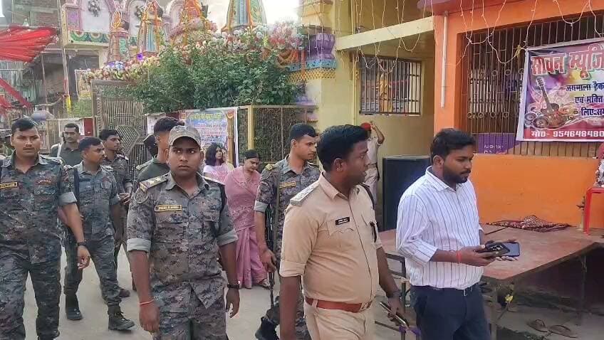 दुर्गा पूजा-2026 के मद्देनजर रजौली, मेसकौर एवं सिरदला प्रखंड क्षेत्रों में निकाला गया फ्लैग मार्च।
दुर्गा पूजा (दशहरा)-2026 के अवसर पर क्षेत्र में शांति, विधि-व्यवस्था एवं सुरक्षा व्यवस्था बनाए रखने तथा आमजनों में सुरक्षा एवं विश्वास का वातावरण स्थापित करने के उद्देश्य से आज अनुमंडल पदाधिकारी, रजौली श्री स्वतंत्र कुमार सुमन के नेतृत्व में रजौली, मेसकौर एवं सिरदला प्रखंड क्षेत्रों में फ्लैग मार्च निकाला गया। फ्लैग मार्च के माध्यम से आमजनों को शांतिपूर्ण एवं सौहार्दपूर्ण वातावरण में त्योहार मनाने का संदेश दिया गया। इस दौरान संबंधित क्षेत्रों में विधि-व्यवस्था बनाए रखने तथा सुरक्षा व्यवस्था को सुदृढ़ रखने के प्रति प्रशासन की प्रतिबद्धता प्रदर्शित की गई।जिला प्रशासन द्वारा आमजनों से अपील की गई है कि वे दुर्गा पूजा का त्योहार आपसी भाईचारे, प्रेम एवं सौहार्द के साथ मनाएं तथा शांति एवं विधि-व्यवस्था बनाए रखने में प्रशासन का सहयोग करें। किसी भी प्रकार की अफवाह पर ध्यान न दें और भ्रामक सूचना मिलने पर इसकी सूचना तत्काल प्रशासन को दें।
नवादा से राकेश कुमार चन्दन की रिपोर्ट !