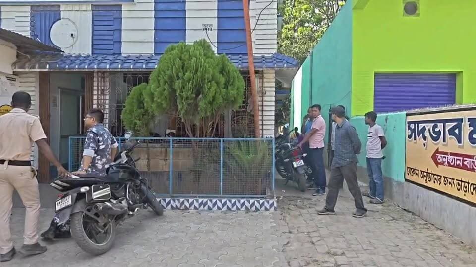 লালগোলা বাহাদুরপুর গ্রাম পঞ্চায়েতে আজ অনস্থা ভোটে দেখা মিললো না মেম্বারদের।