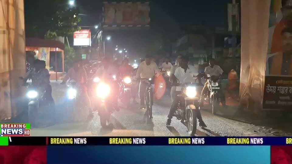 পুজো চারদিন সাঁইথিয়া শহরে রাত্রি এগারোটা থেকে ভোর চারটে পর্যন্ত রোজ চলবে টহলদারী। সেইমতো এদিন সারা রাত সাঁইথিয়ার বিধায়ক কৃষ্ণকান্ত সাহা সাইকেল চালিয়ে দলীয় কর্মীদের সাথে নিয়ে সাঁইথিয়া শহরের একাধিক পুজো মণ্ডপ ঘুরে দেখেন। এছাড়াও উপস্থিত ছিলেন বীরভূম সাংগঠনিক বিজেপির জেলা সভাপতি উদয় শঙ্কর বন্দ্যোপাধ্যায় ও আরো অন্যান্য বিজেপি সমর্থকরা।